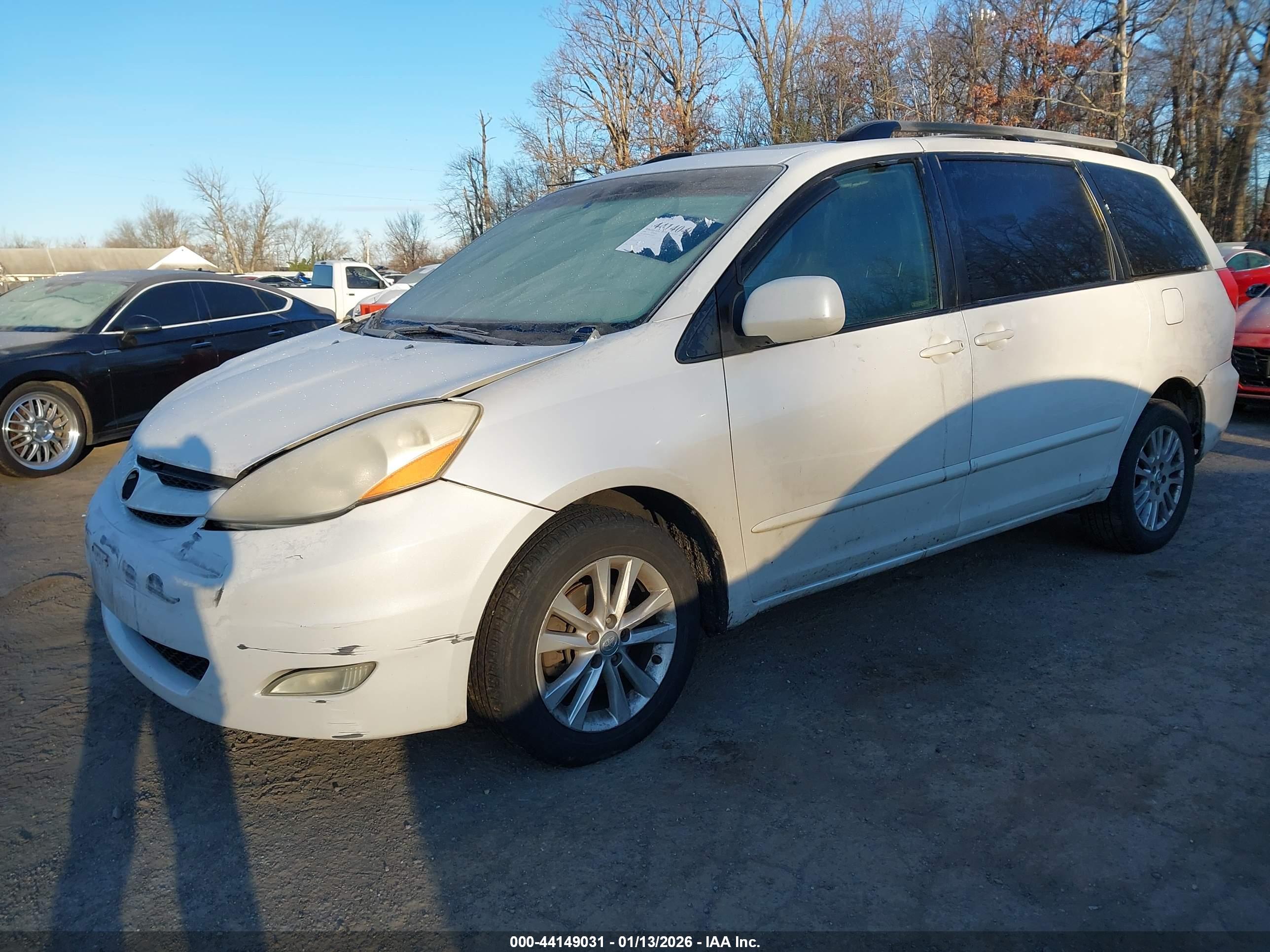 TOYOTA SIENNA image 2