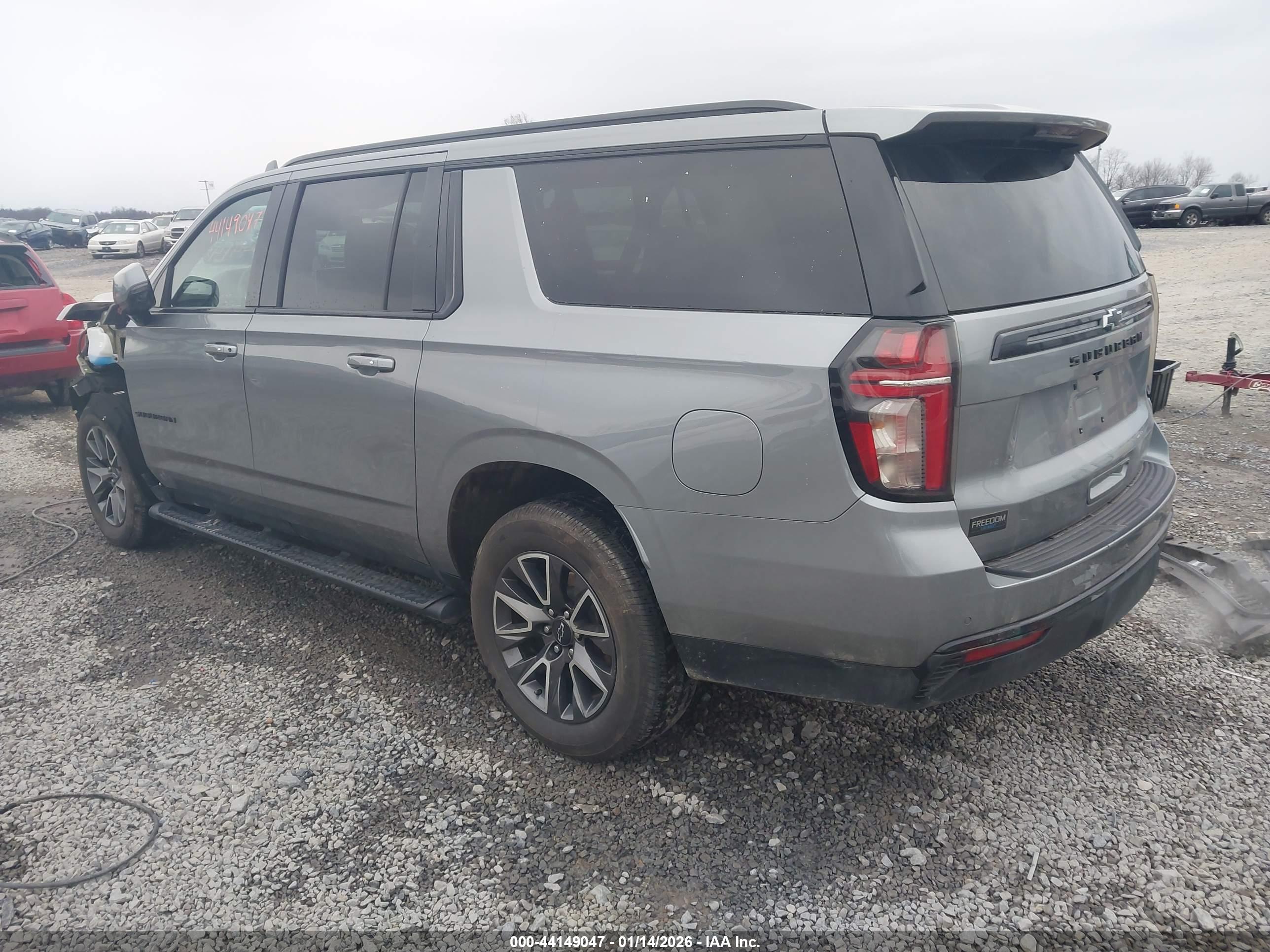 CHEVROLET SUBURBAN image 3