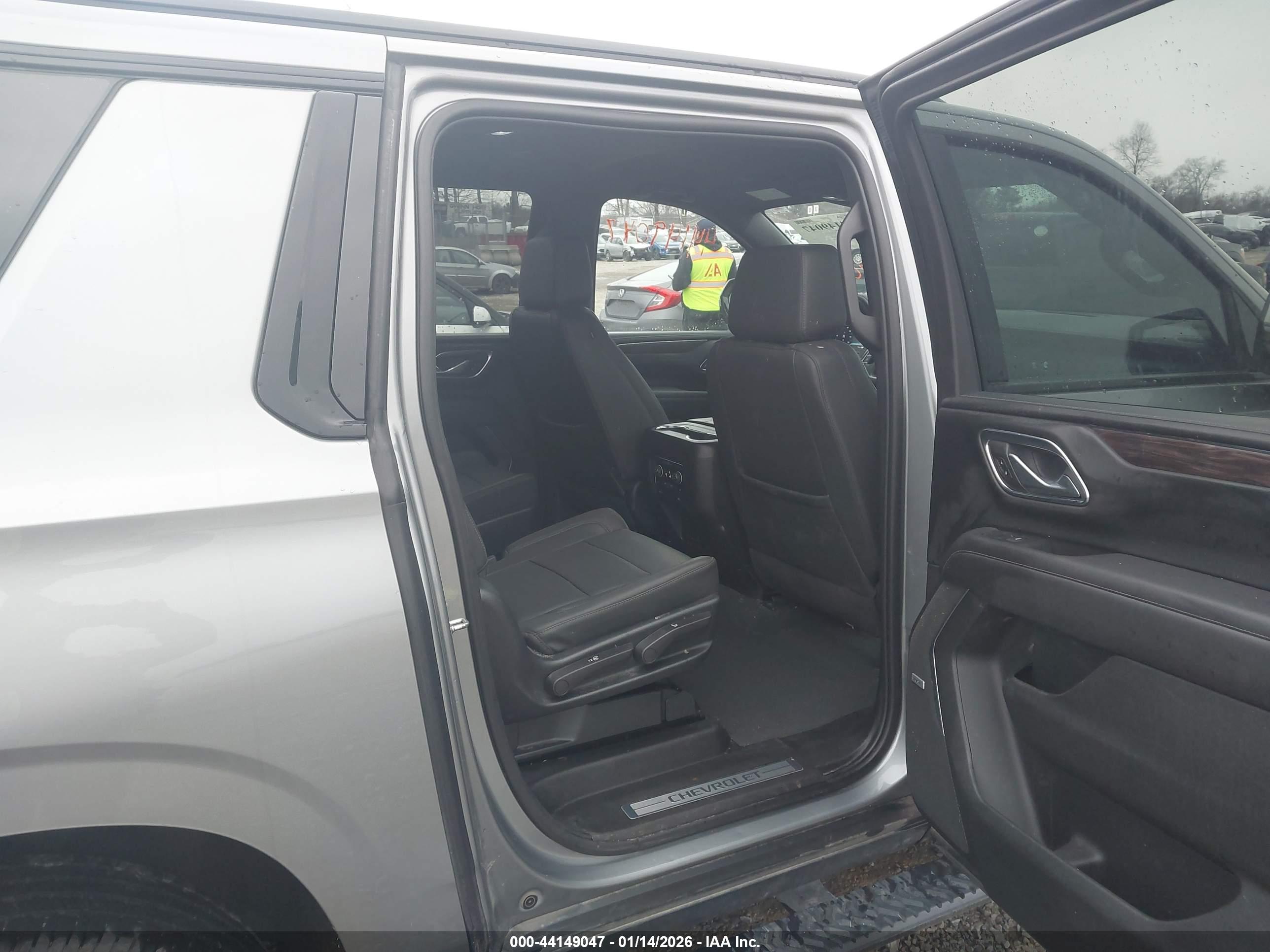 CHEVROLET SUBURBAN image 8