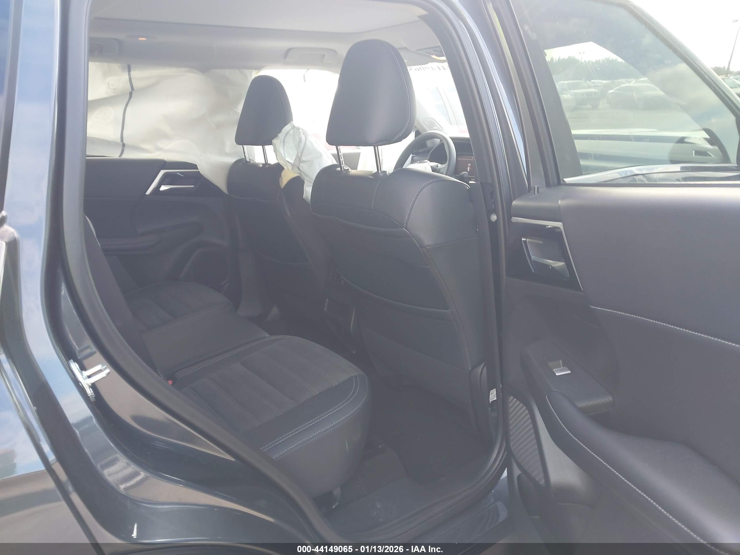 MITSUBISHI OUTLANDER image 8