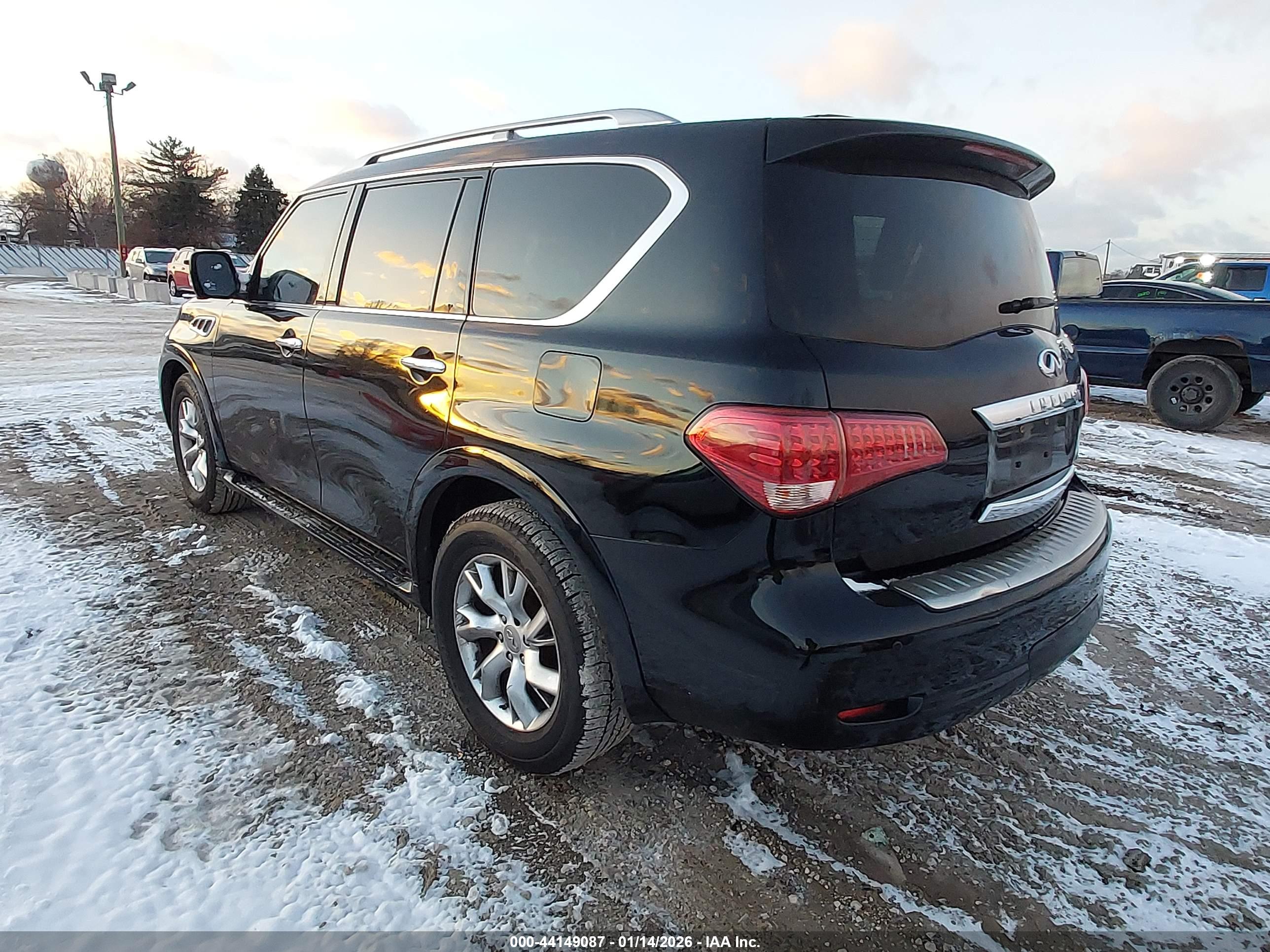 INFINITI QX56 image 3