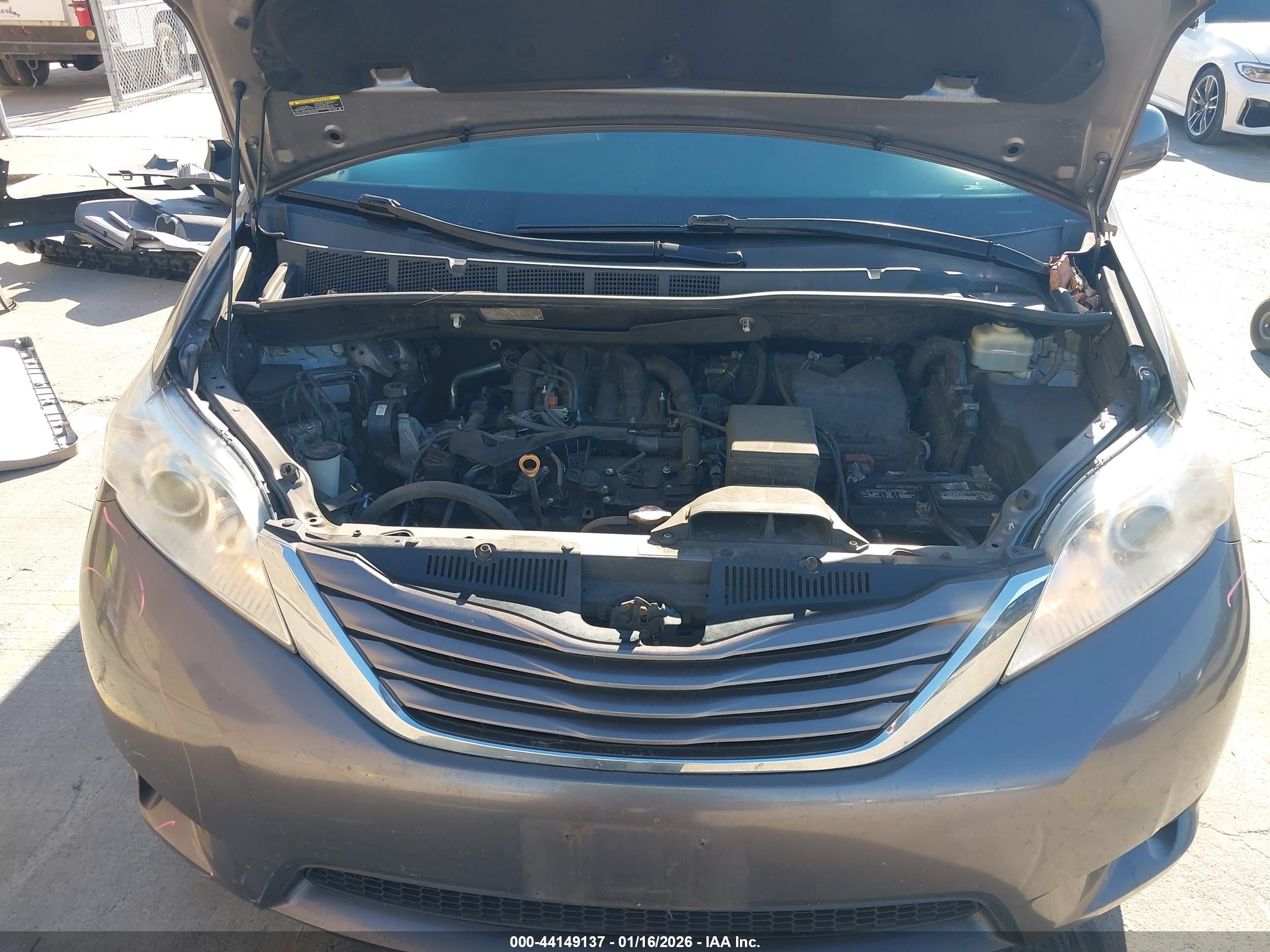 TOYOTA SIENNA image 10