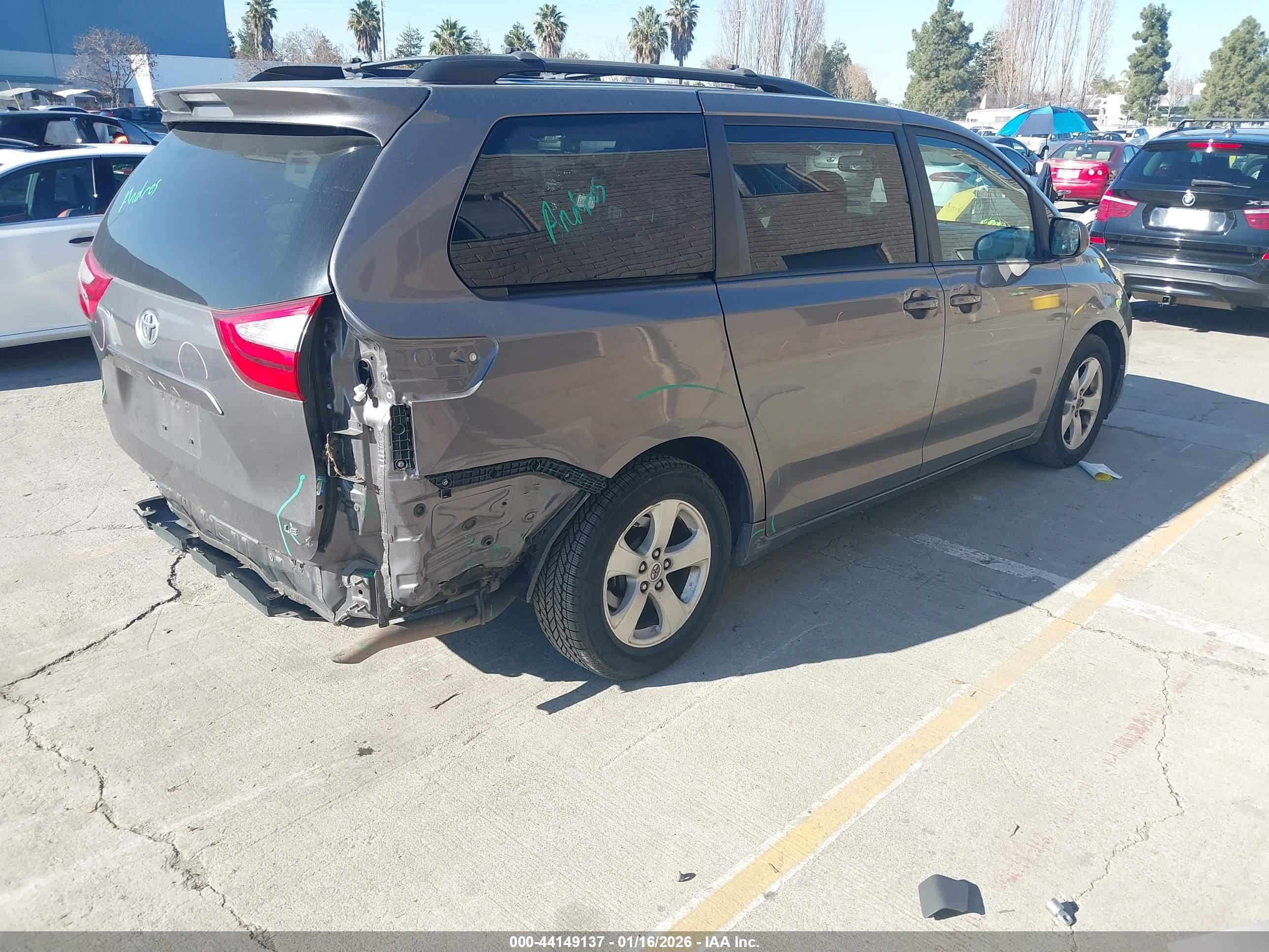 TOYOTA SIENNA image 4