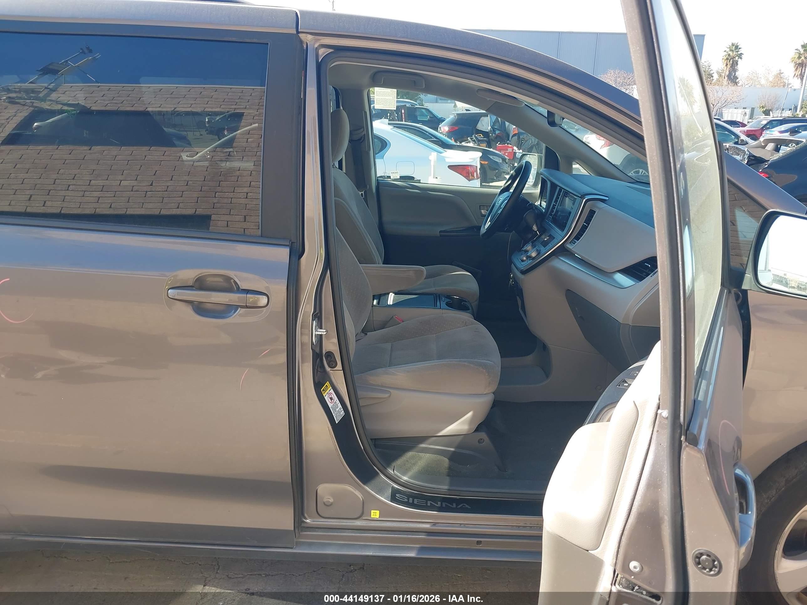 TOYOTA SIENNA image 5