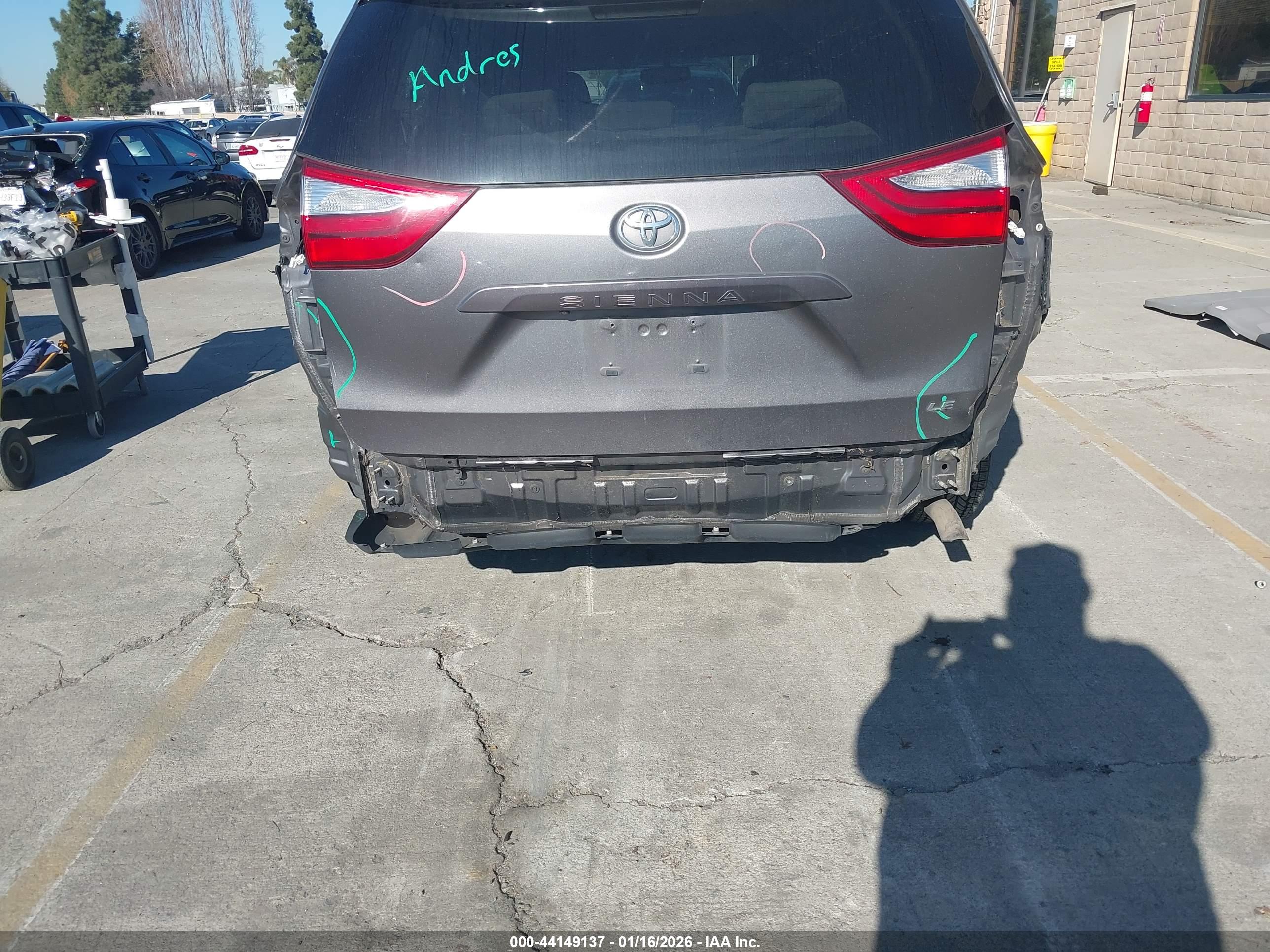 TOYOTA SIENNA image 6