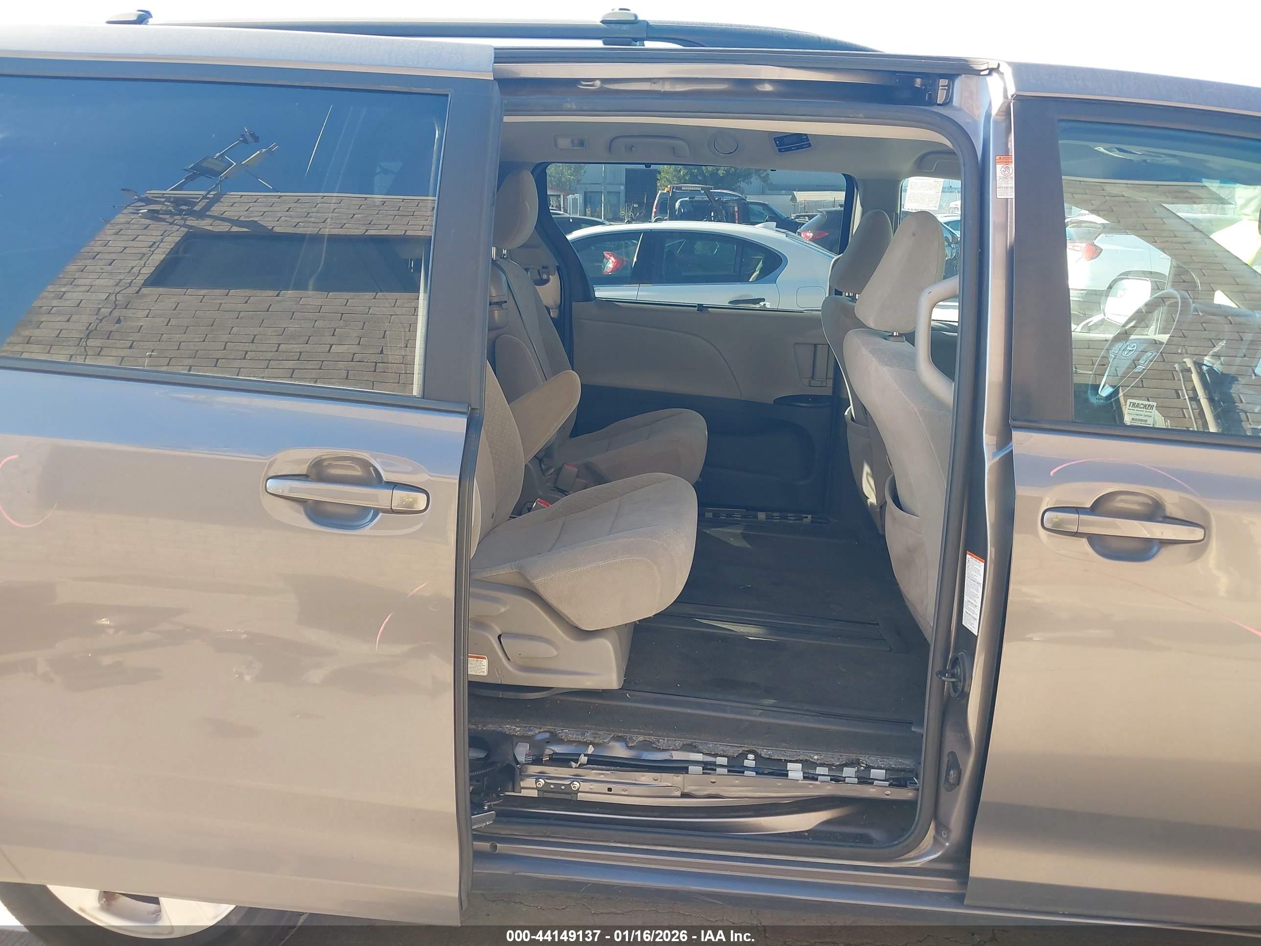 TOYOTA SIENNA image 8