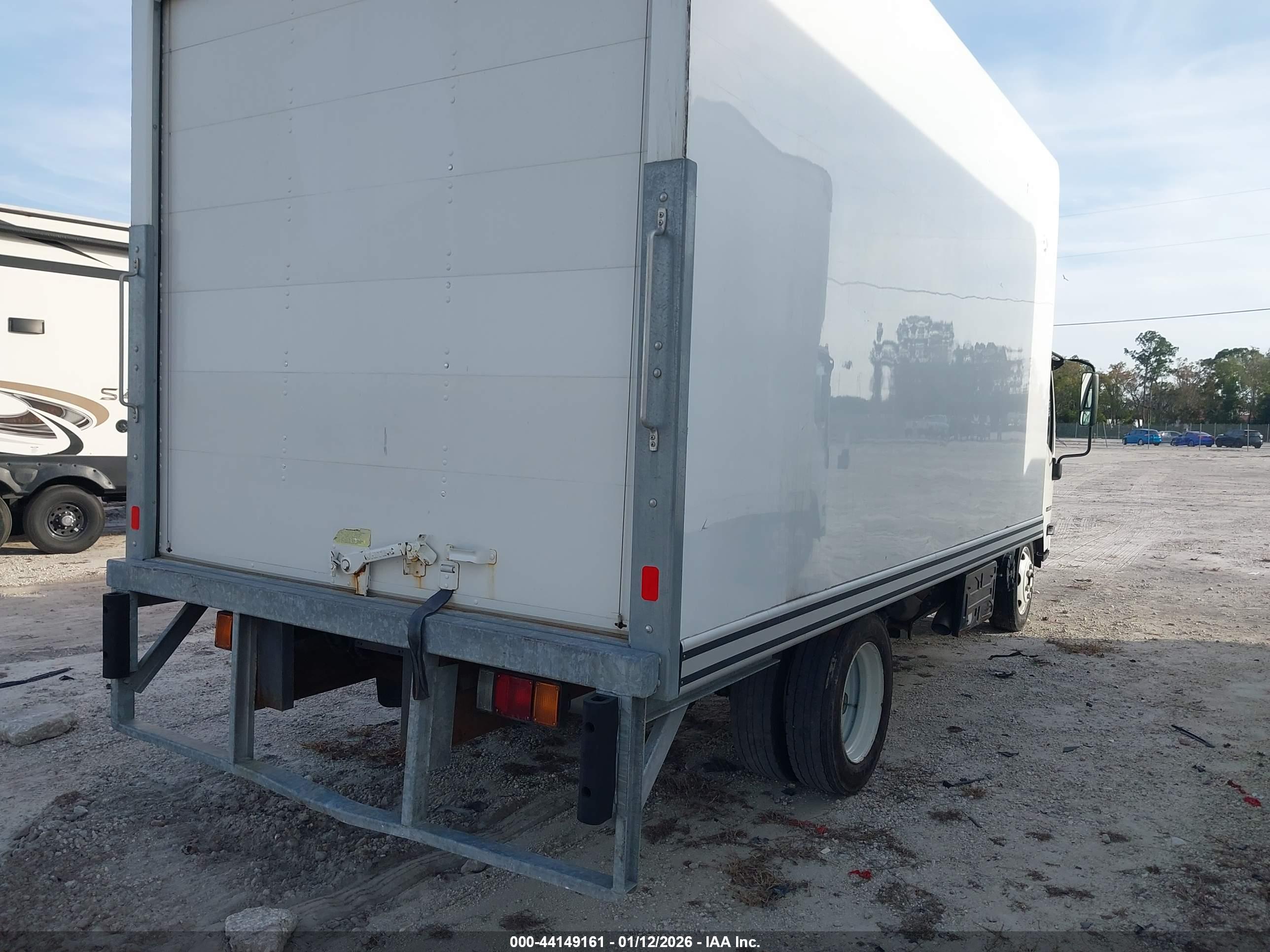 ISUZU NPR image 4