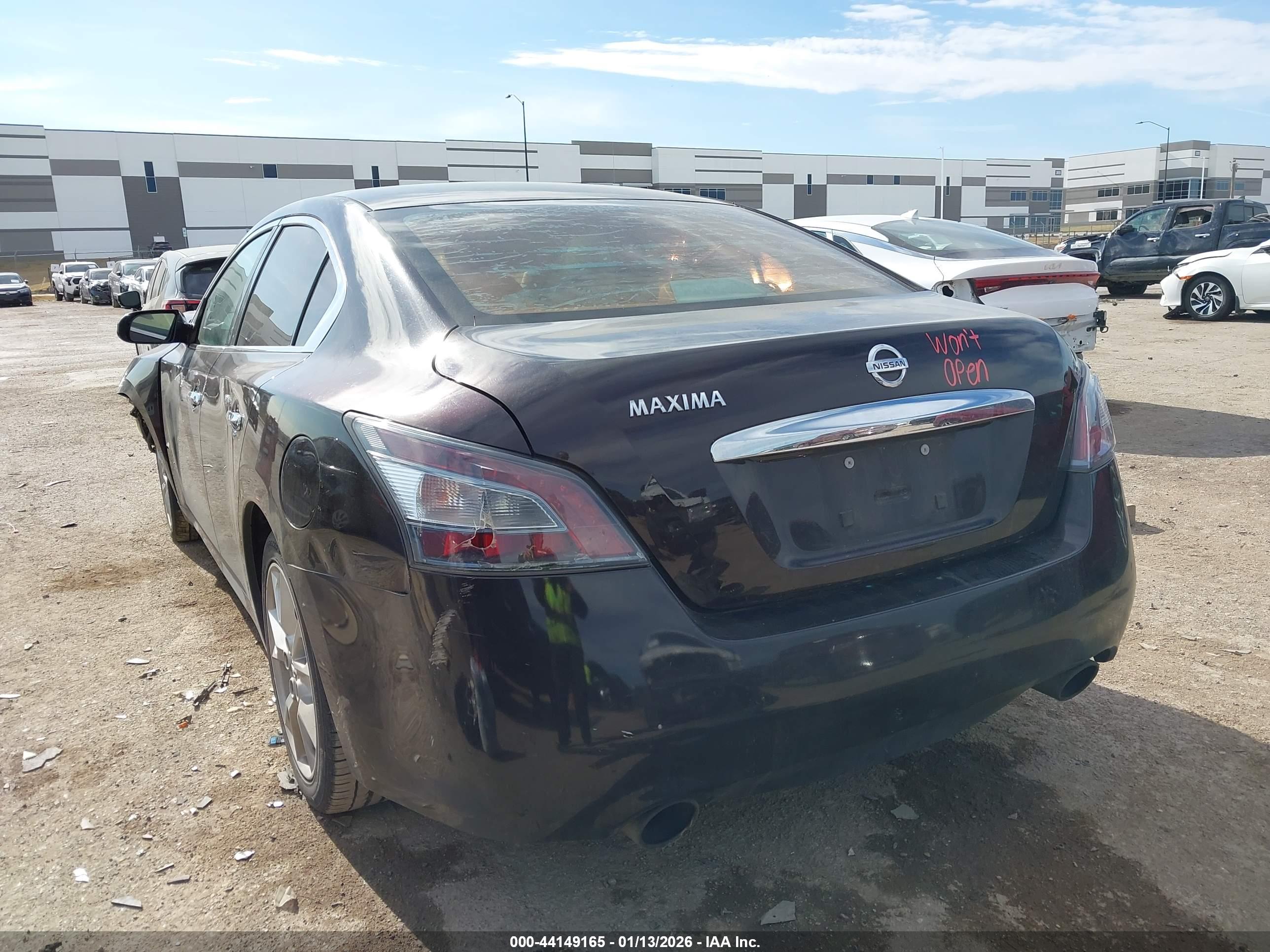 NISSAN MAXIMA image 3