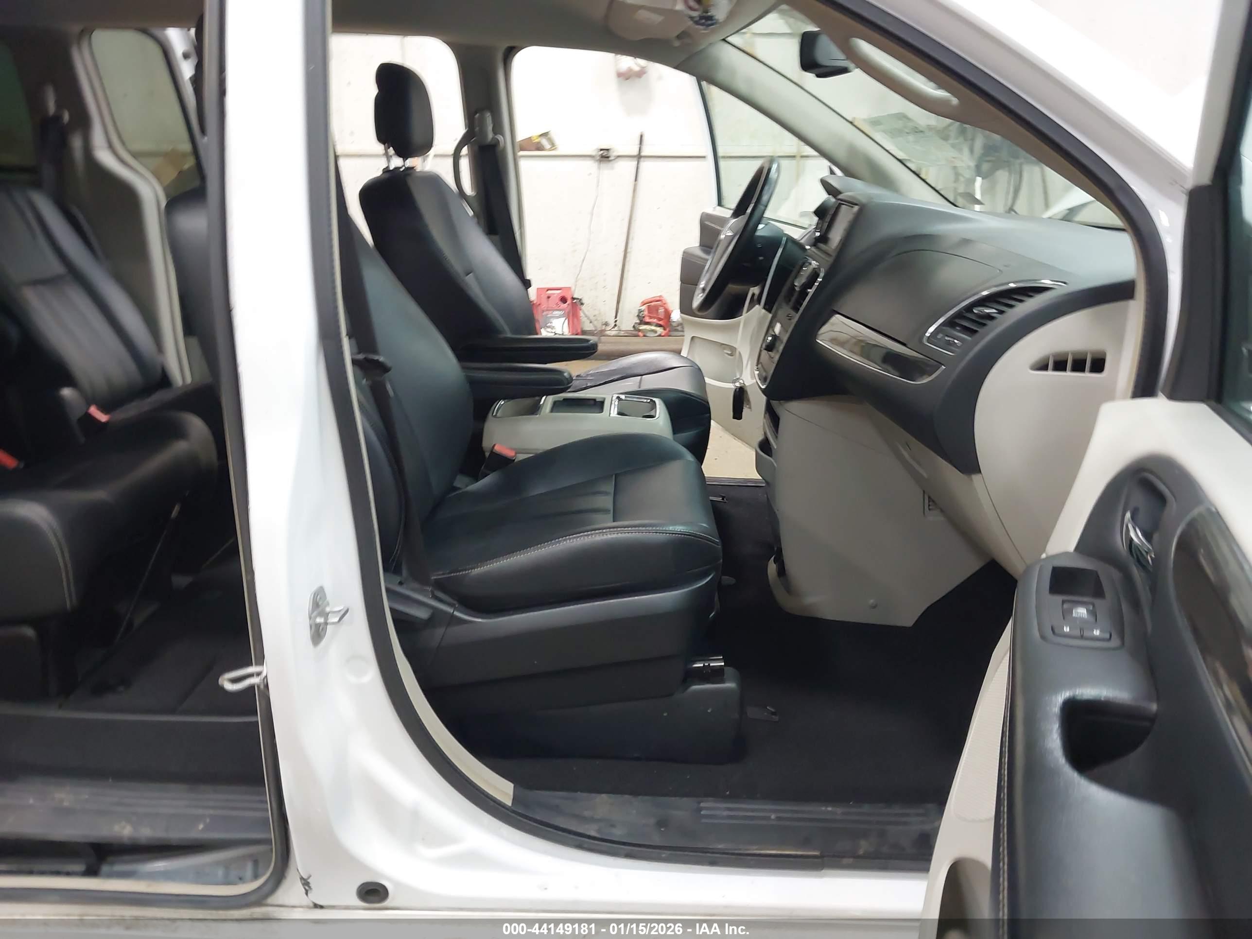 CHRYSLER TOWN image 5