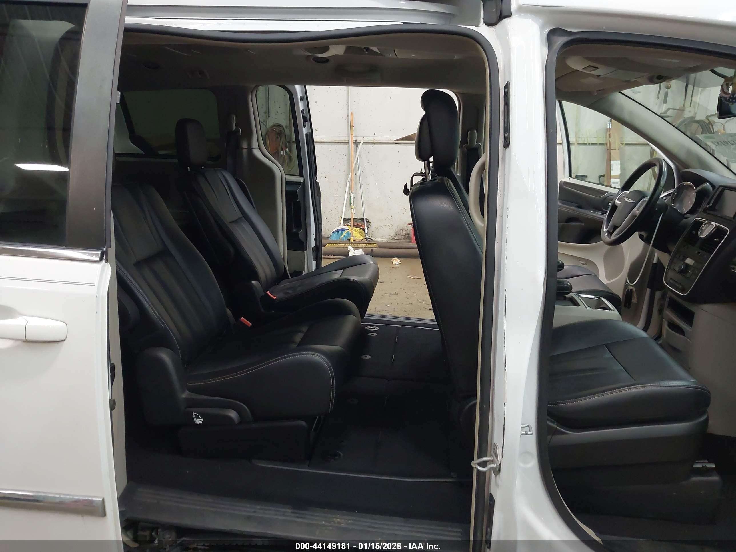 CHRYSLER TOWN image 8