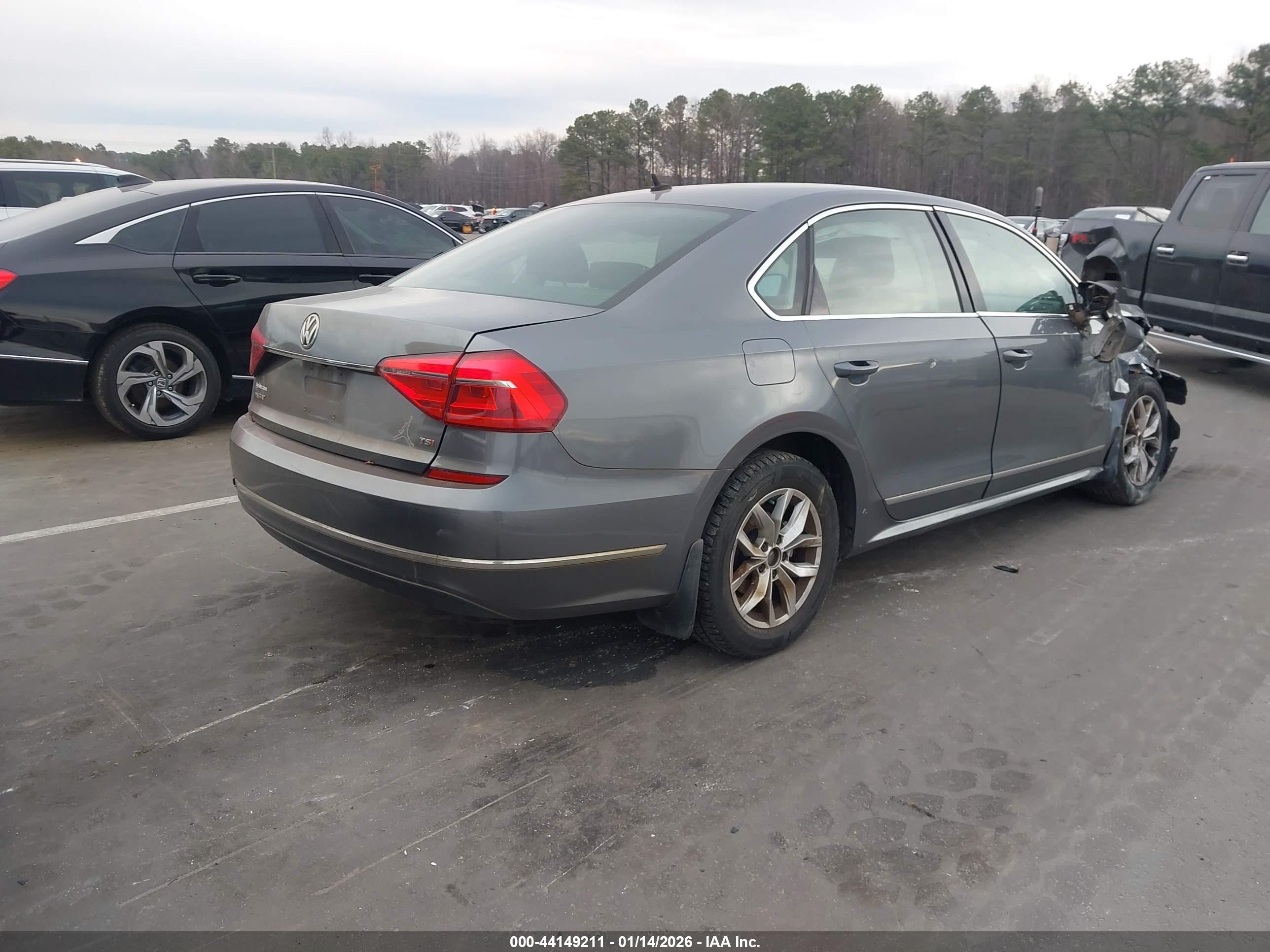 VOLKSWAGEN PASSAT image 4