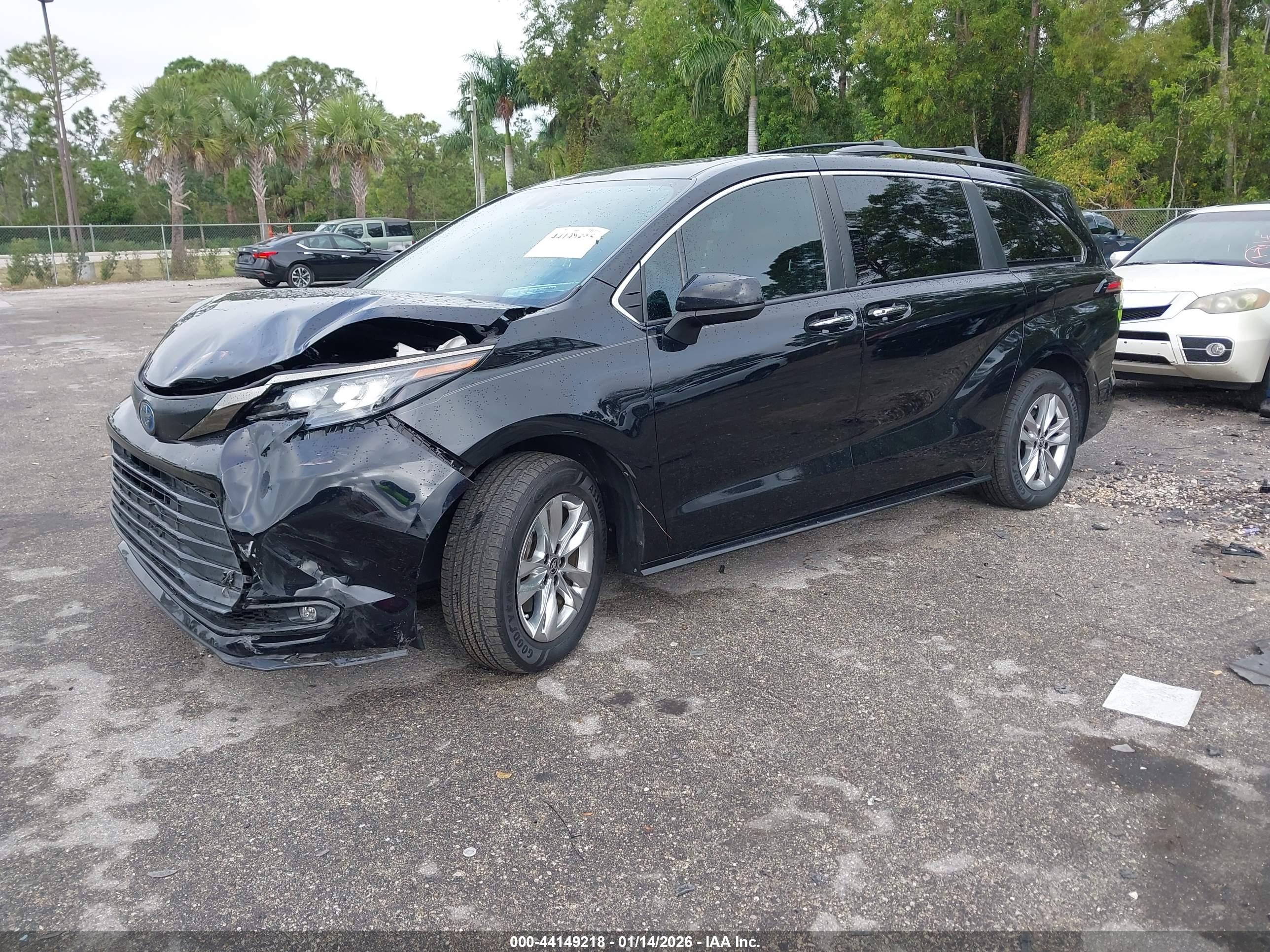 TOYOTA SIENNA image 2