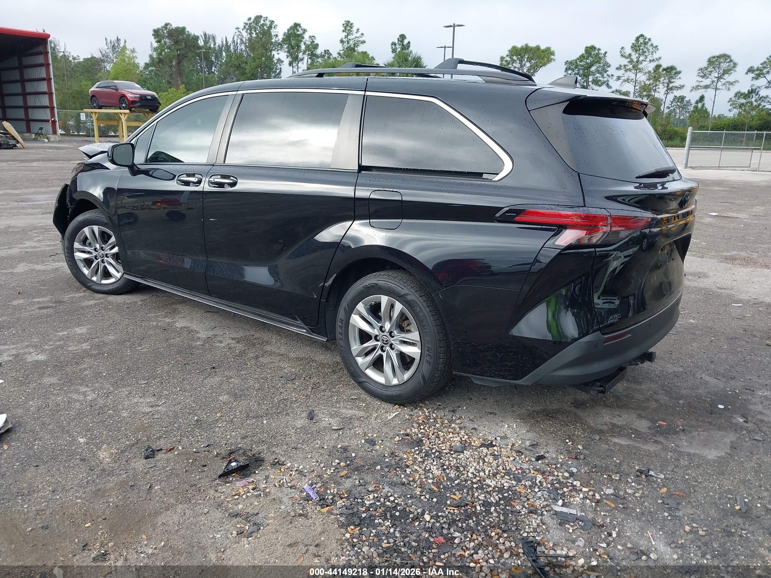 TOYOTA SIENNA image 3