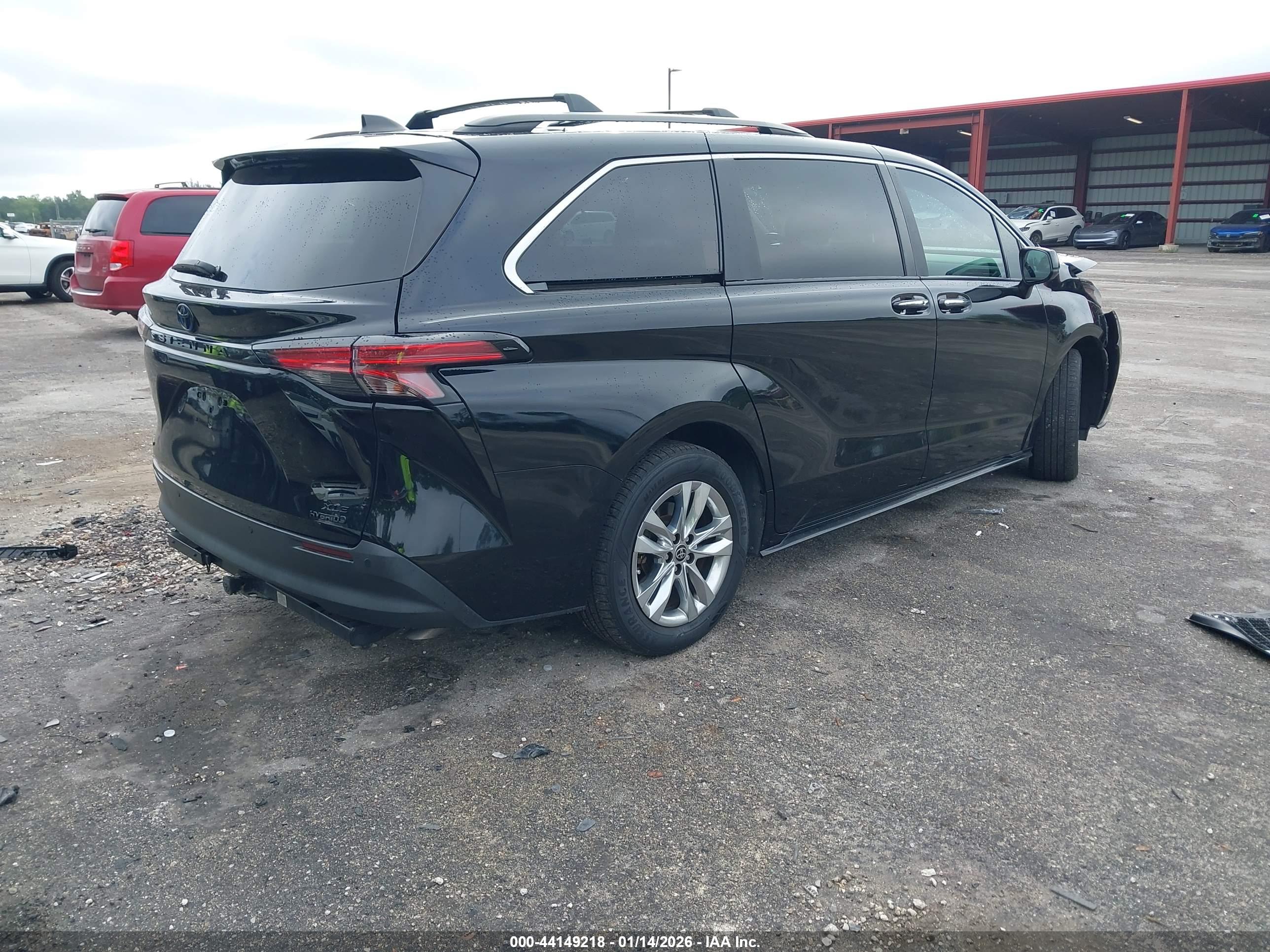 TOYOTA SIENNA image 4