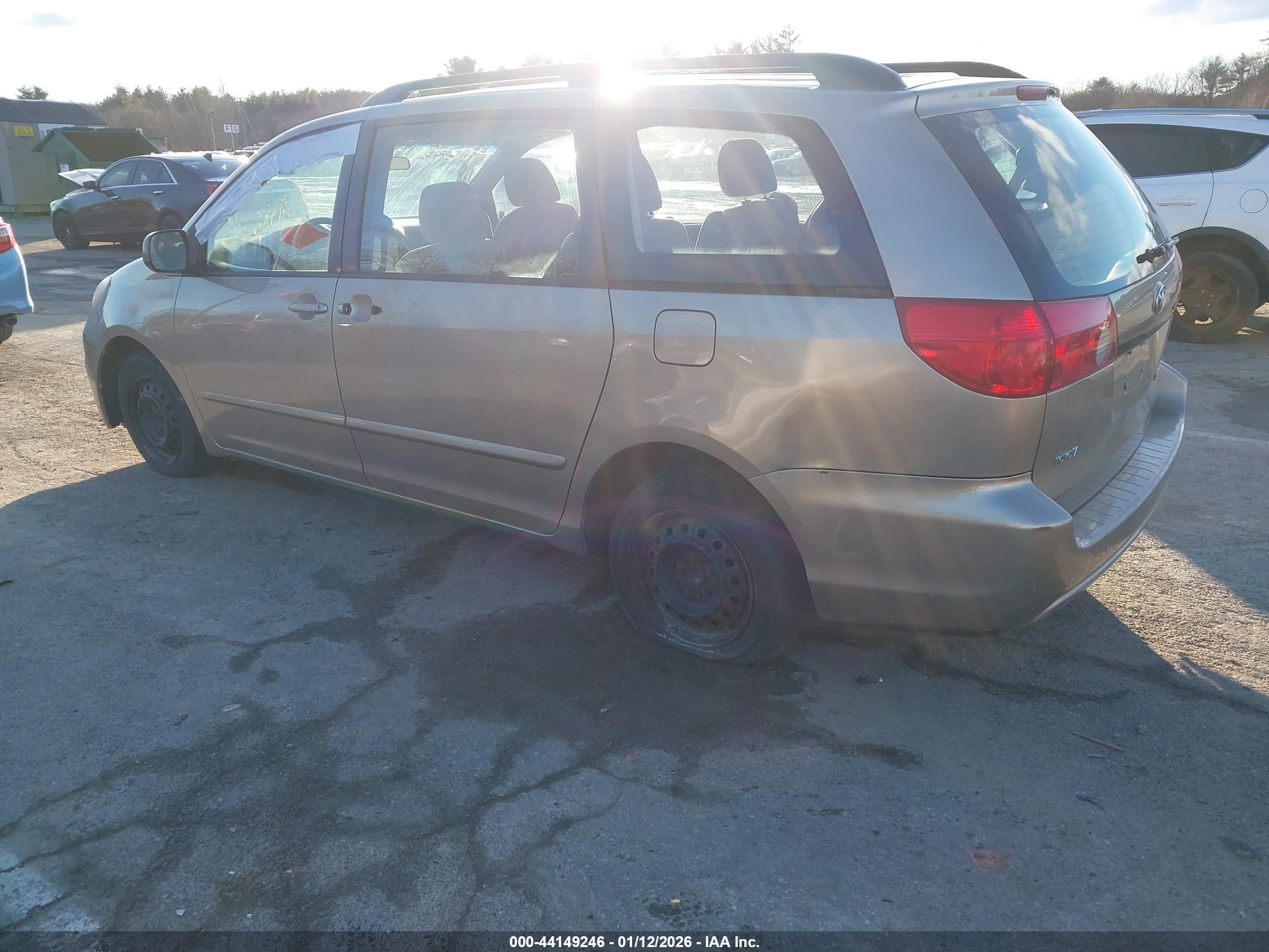 TOYOTA SIENNA image 3