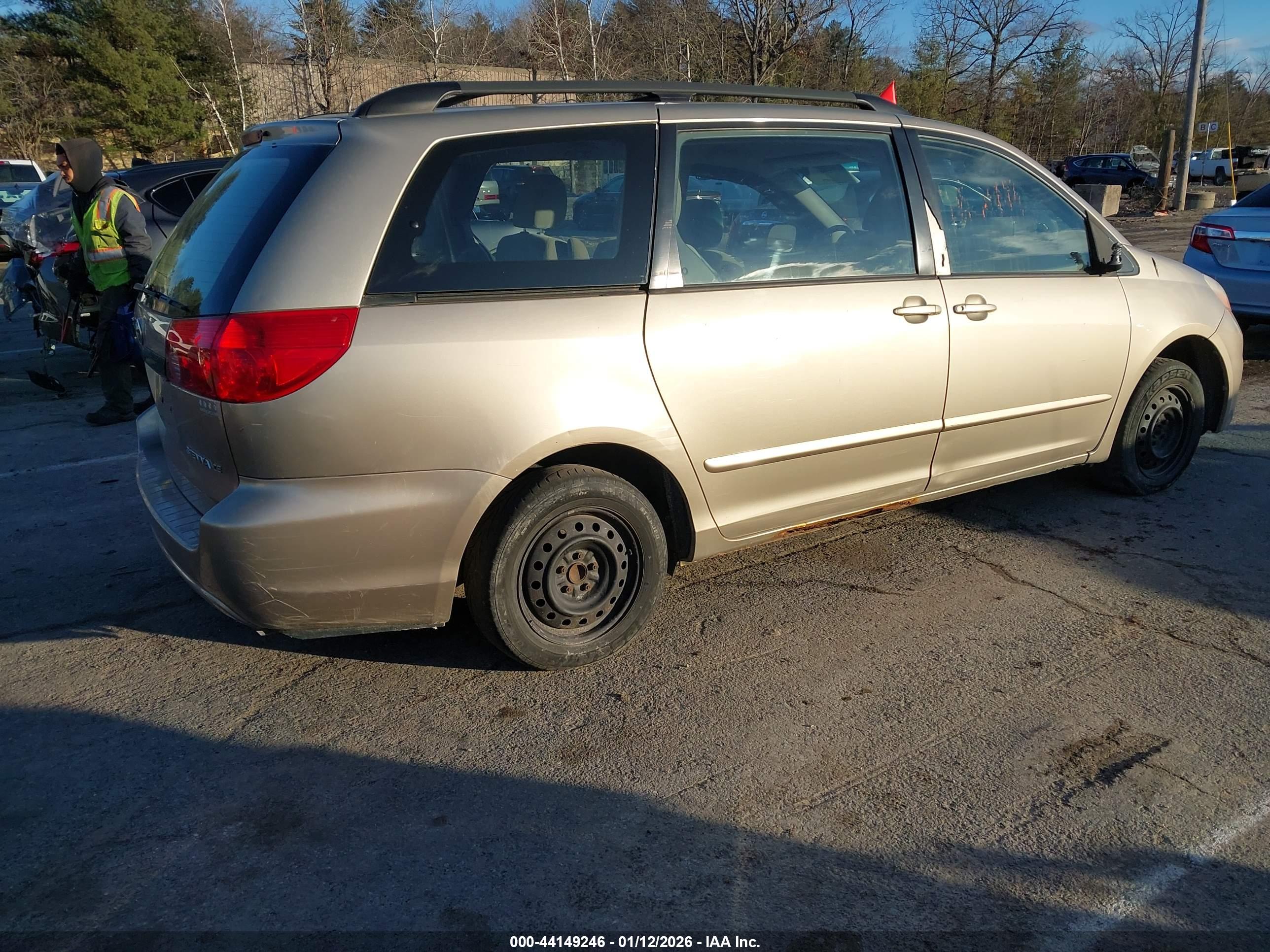 TOYOTA SIENNA image 4