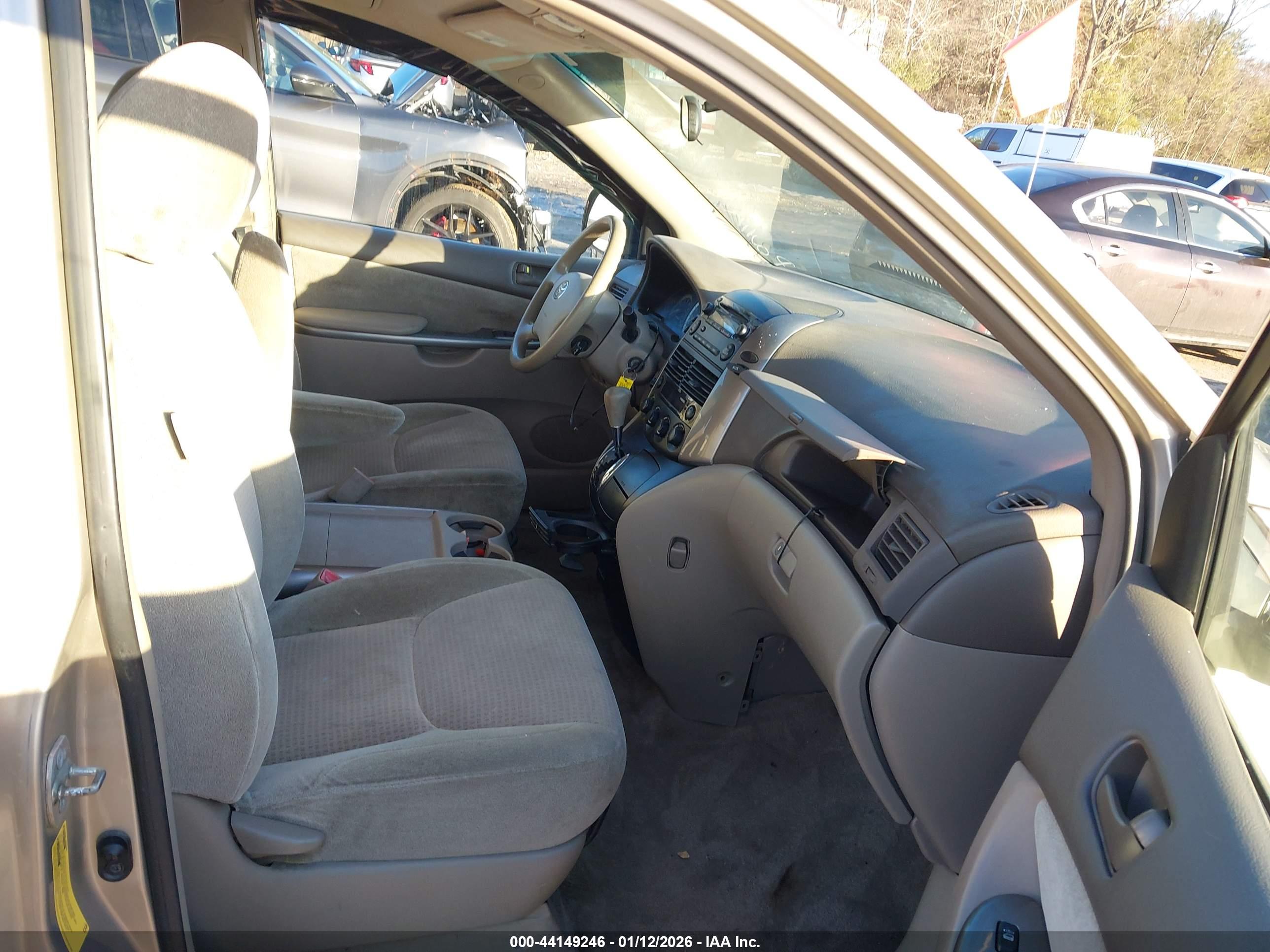 TOYOTA SIENNA image 5