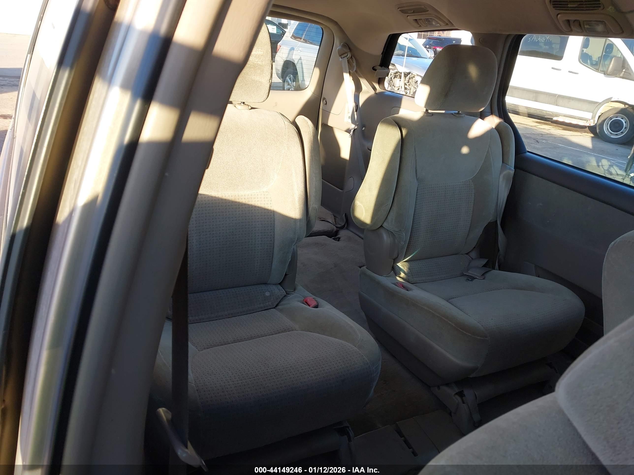 TOYOTA SIENNA image 8