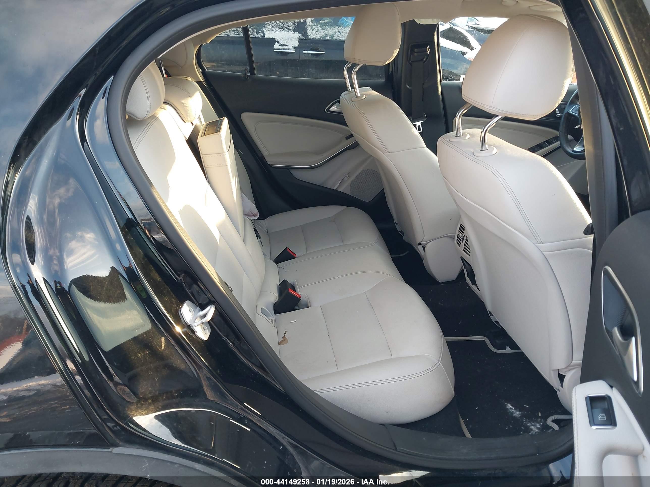 MERCEDES-BENZ GLA image 8
