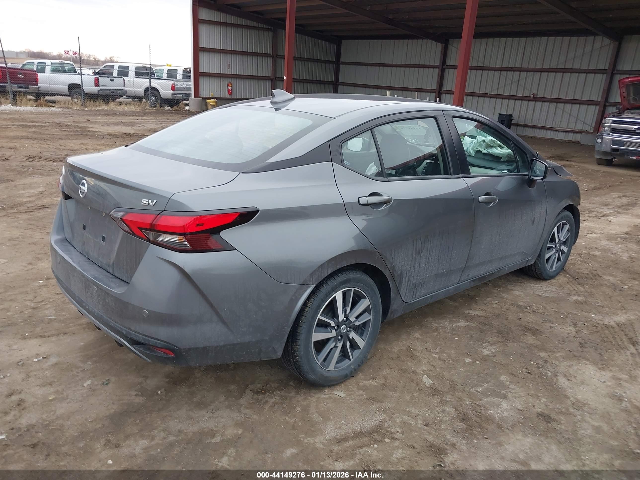 NISSAN VERSA image 4