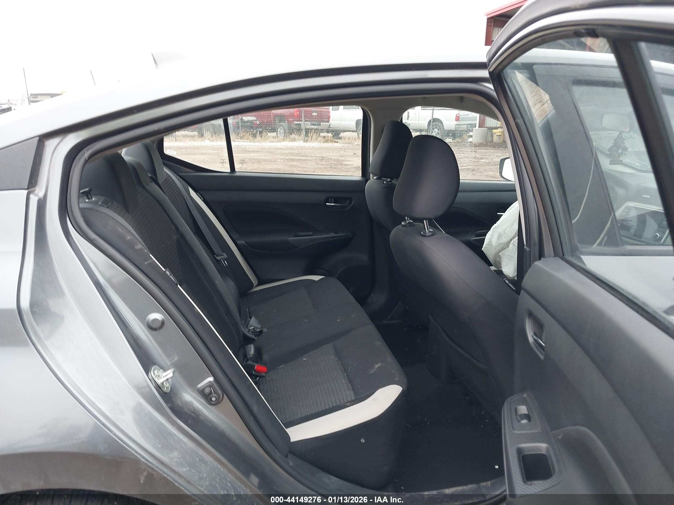NISSAN VERSA image 8