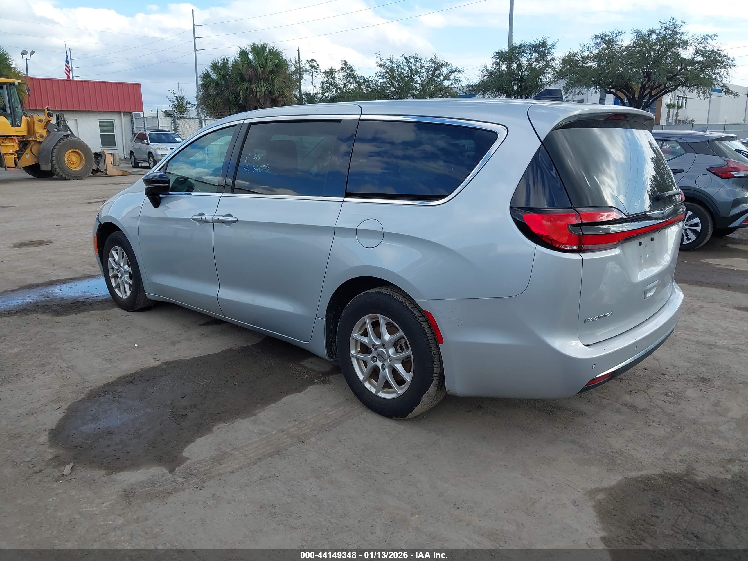 CHRYSLER PACIFICA image 3
