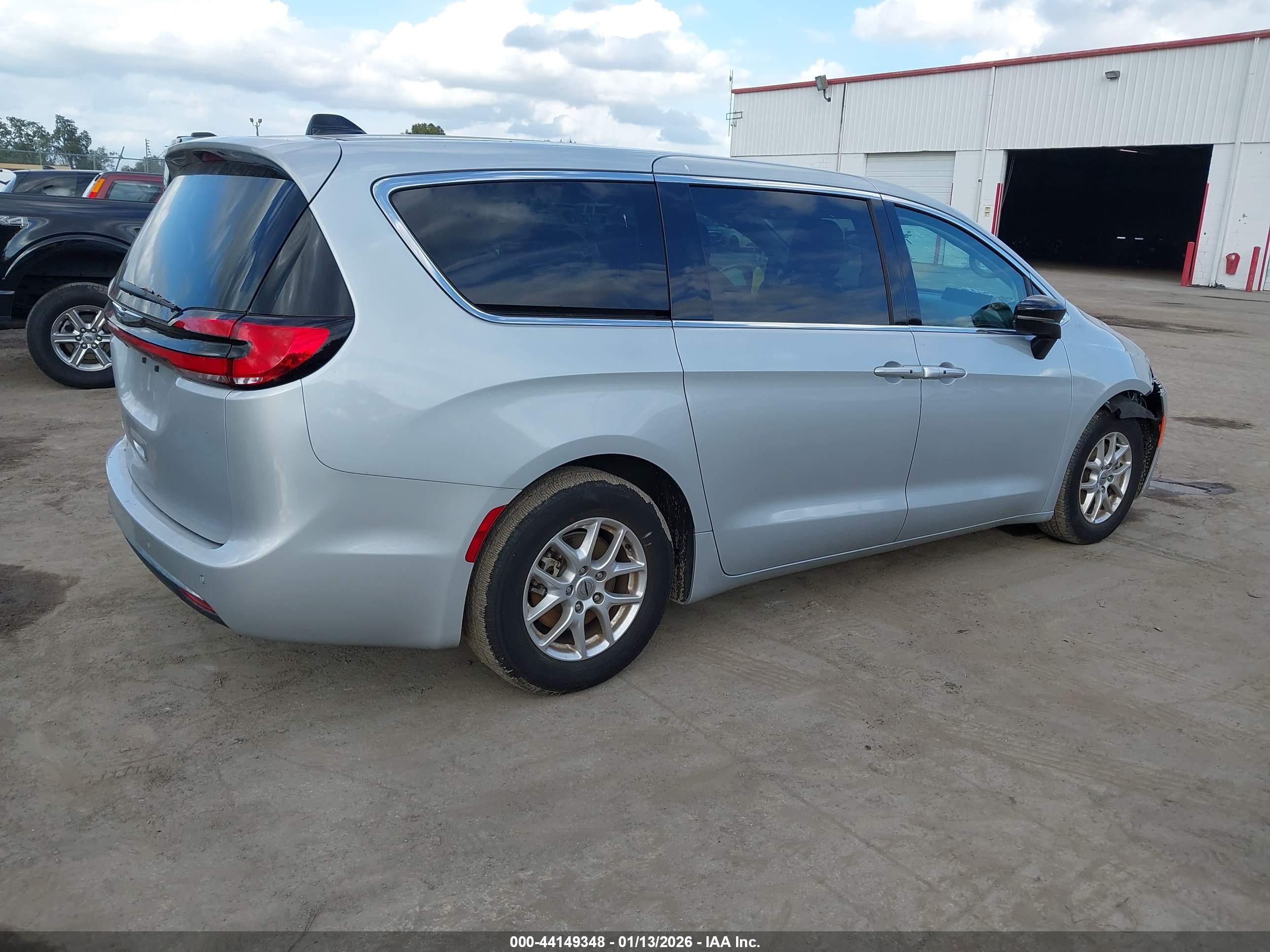 CHRYSLER PACIFICA image 4
