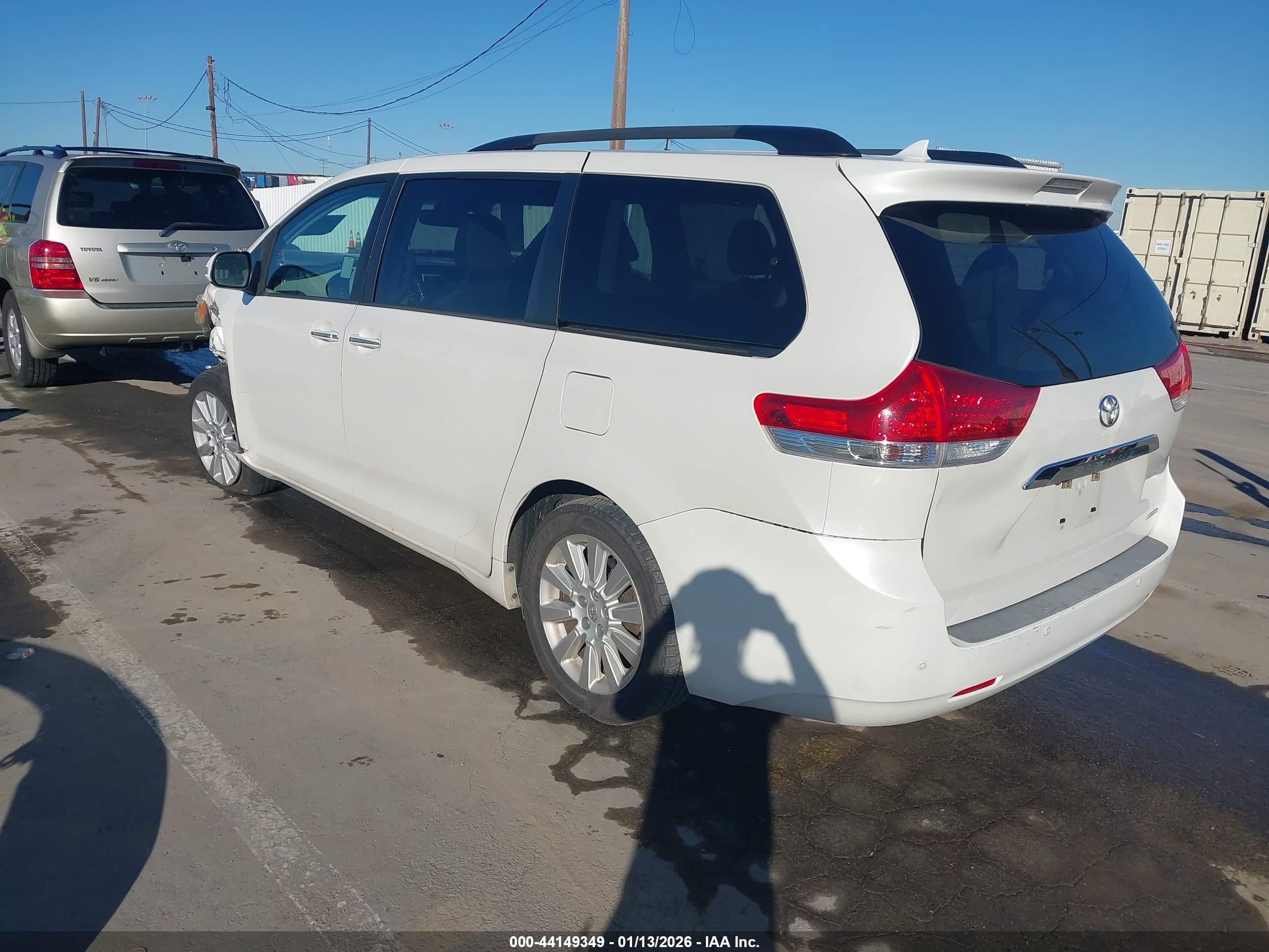 TOYOTA SIENNA image 3