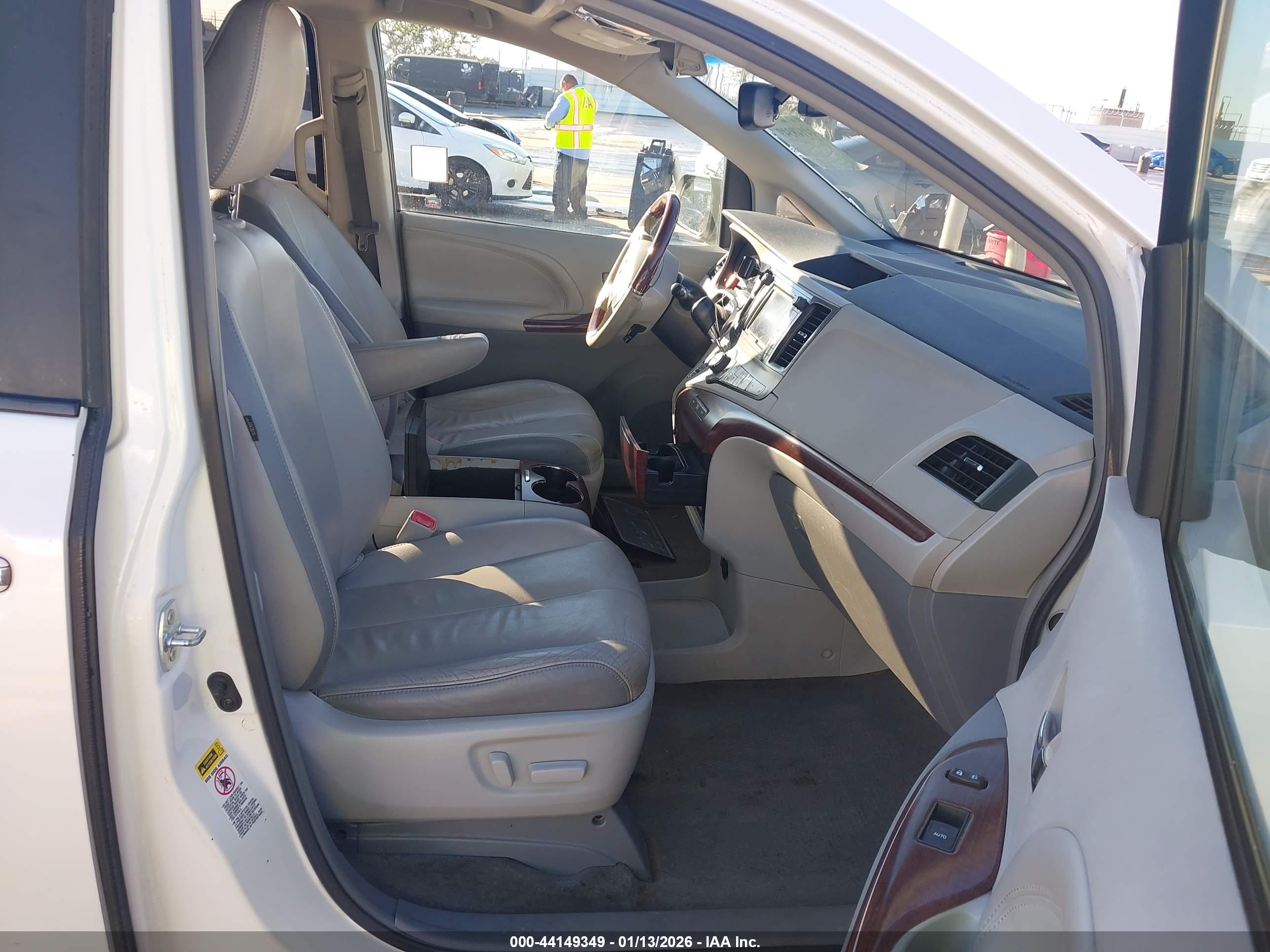 TOYOTA SIENNA image 5