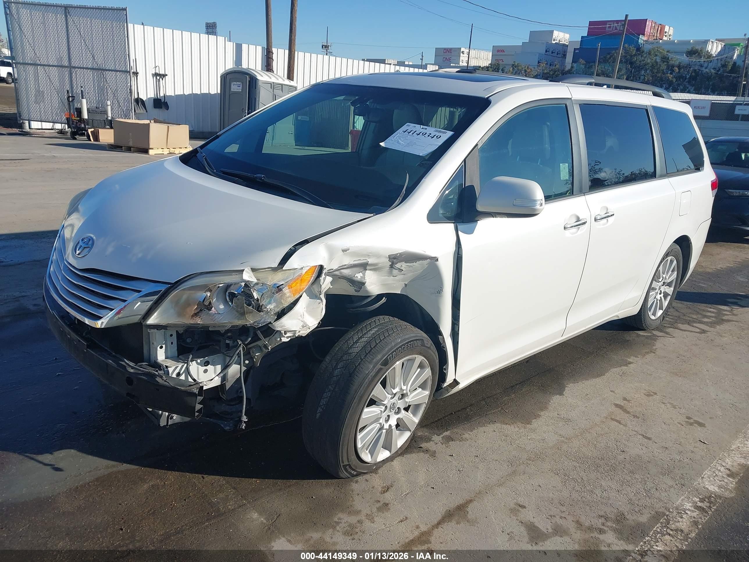 TOYOTA SIENNA image 6