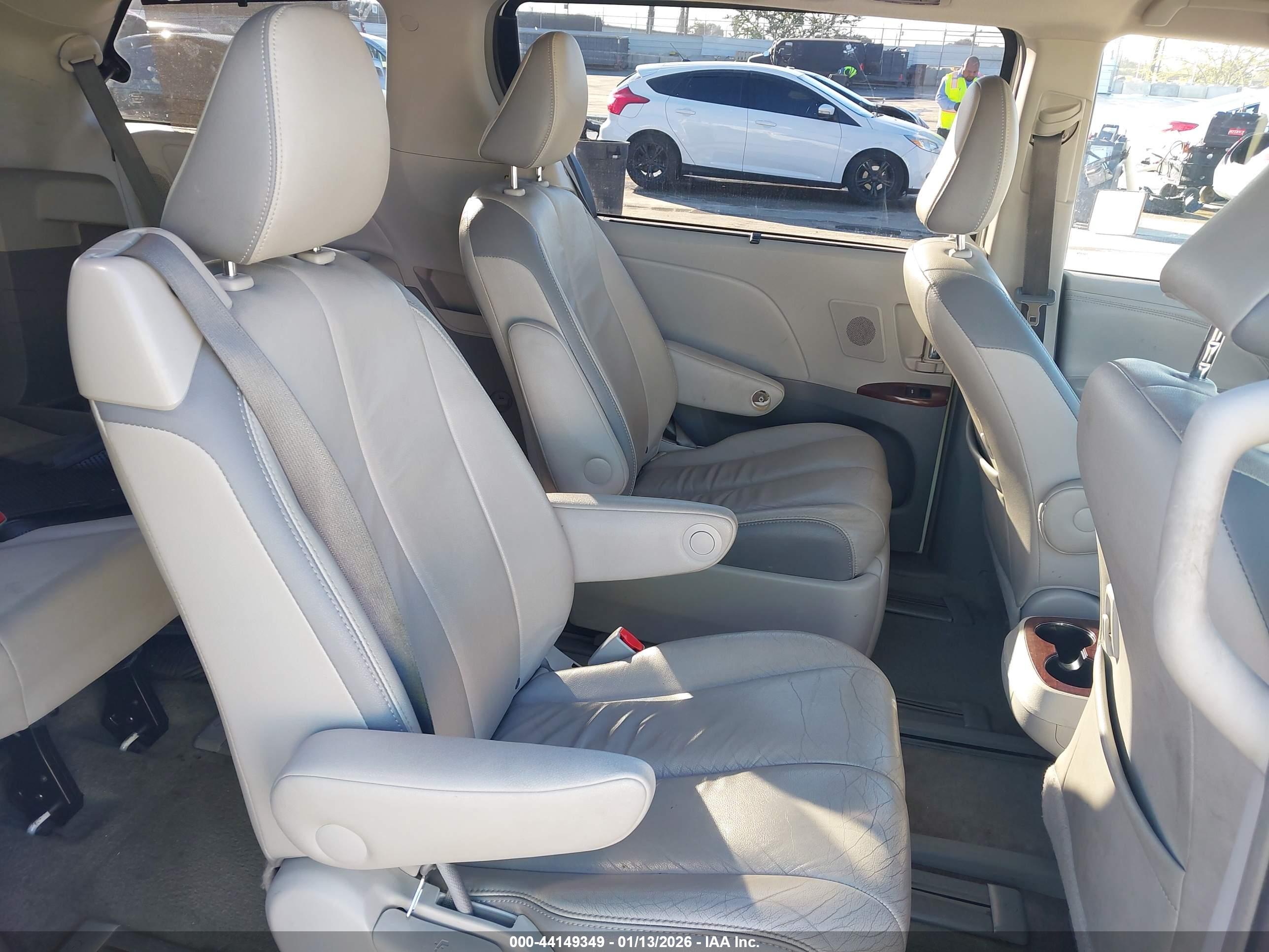 TOYOTA SIENNA image 8