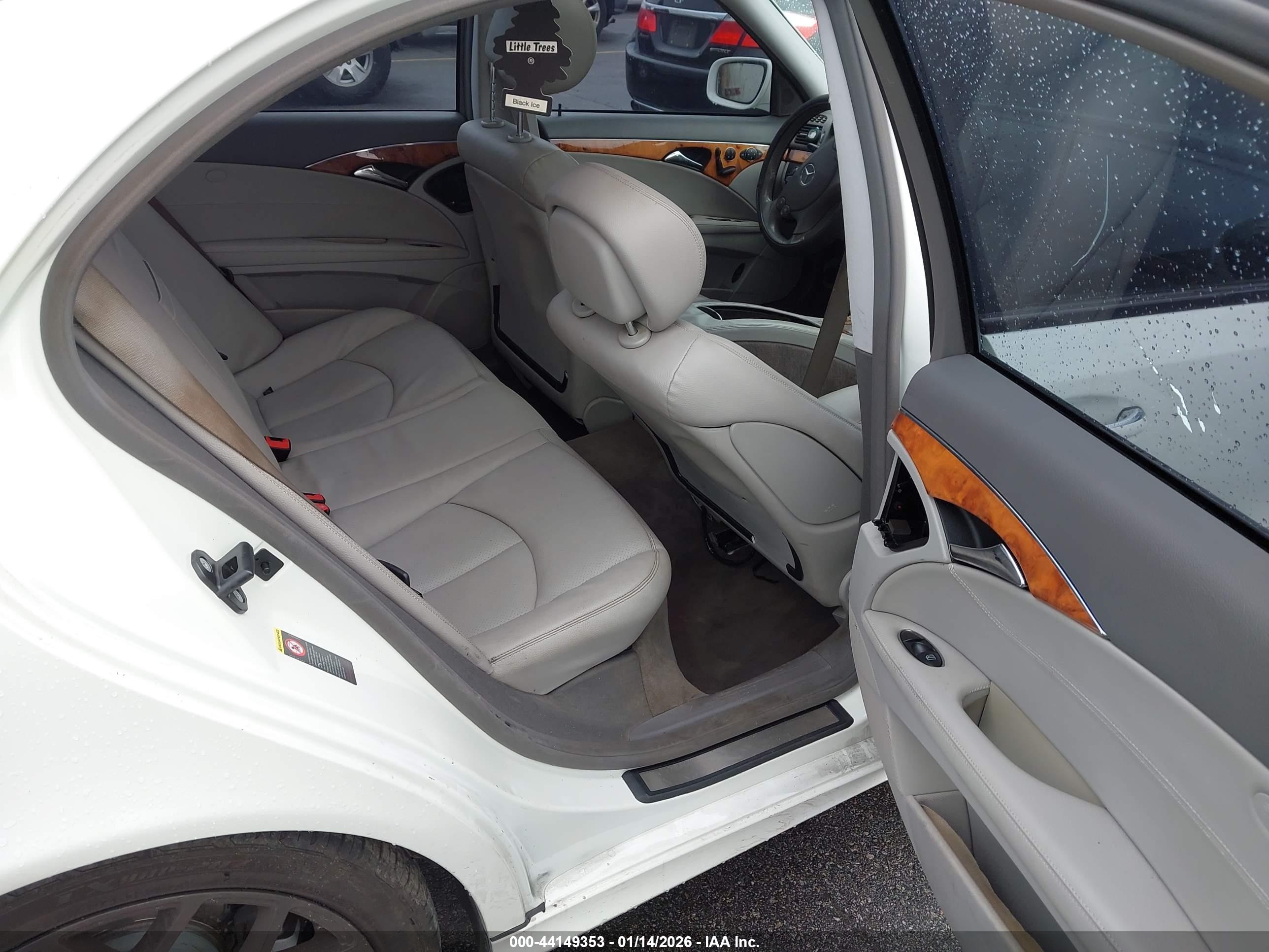 MERCEDES-BENZ E image 8