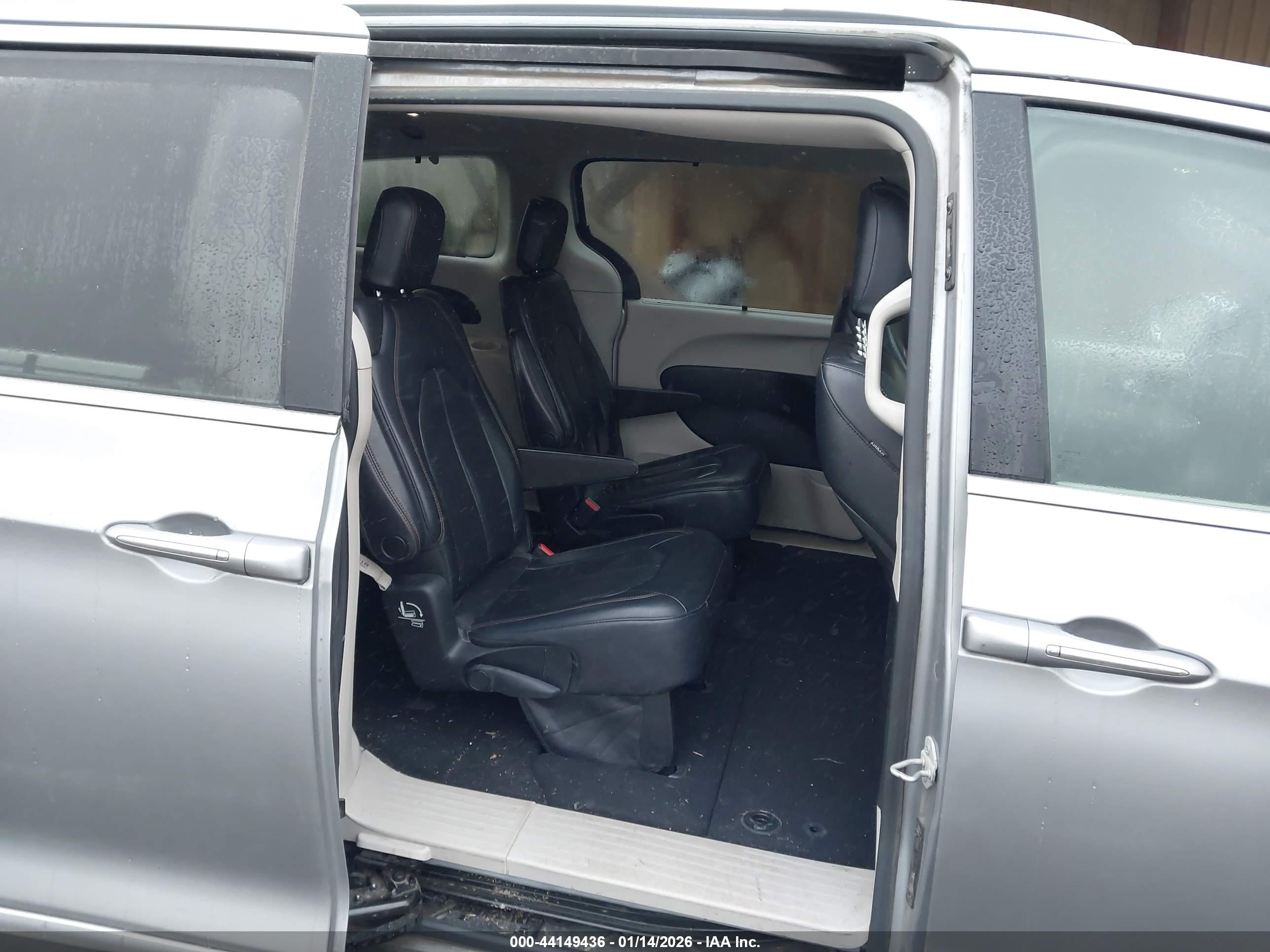 CHRYSLER PACIFICA image 8