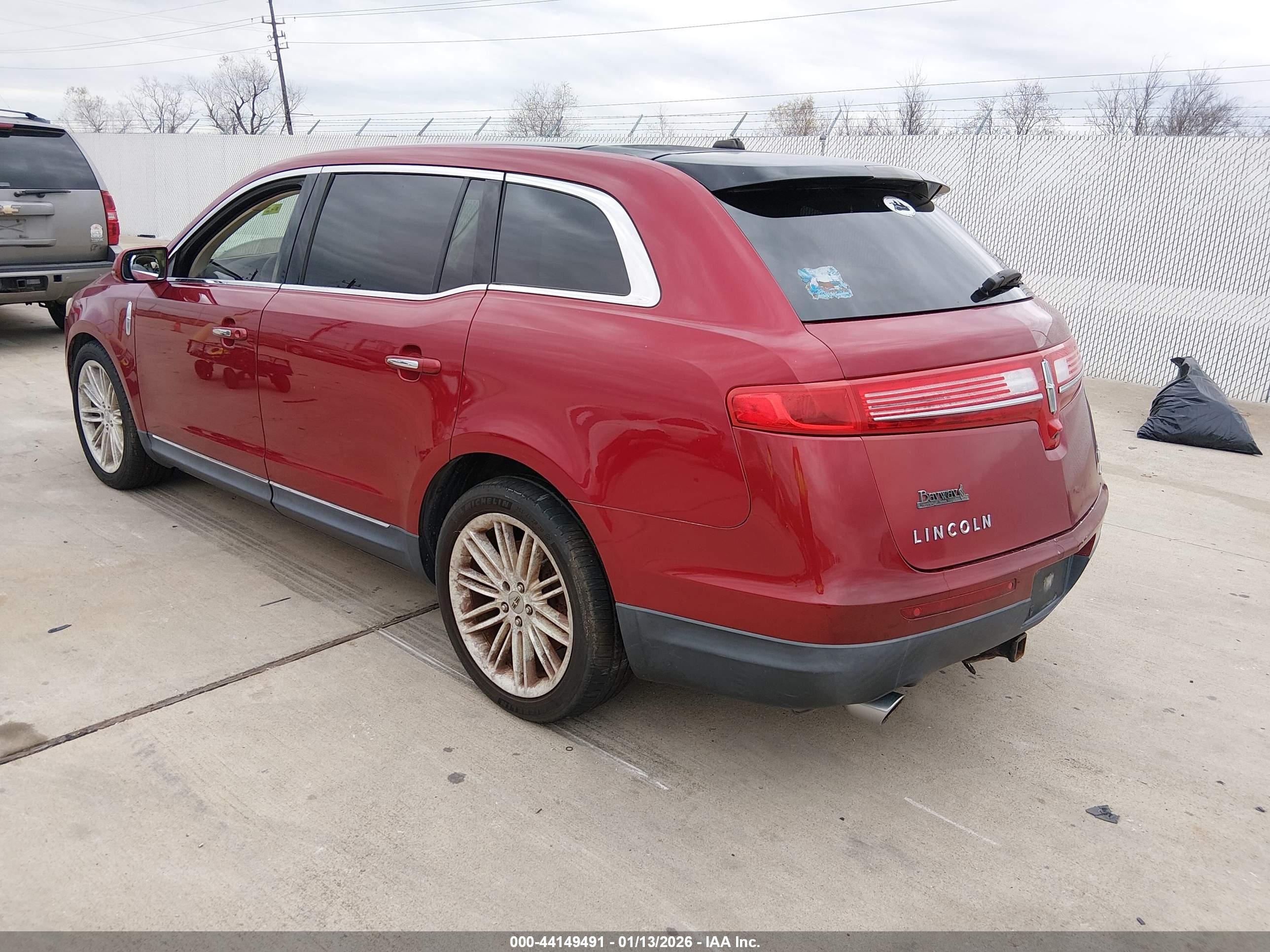 LINCOLN MKT image 3