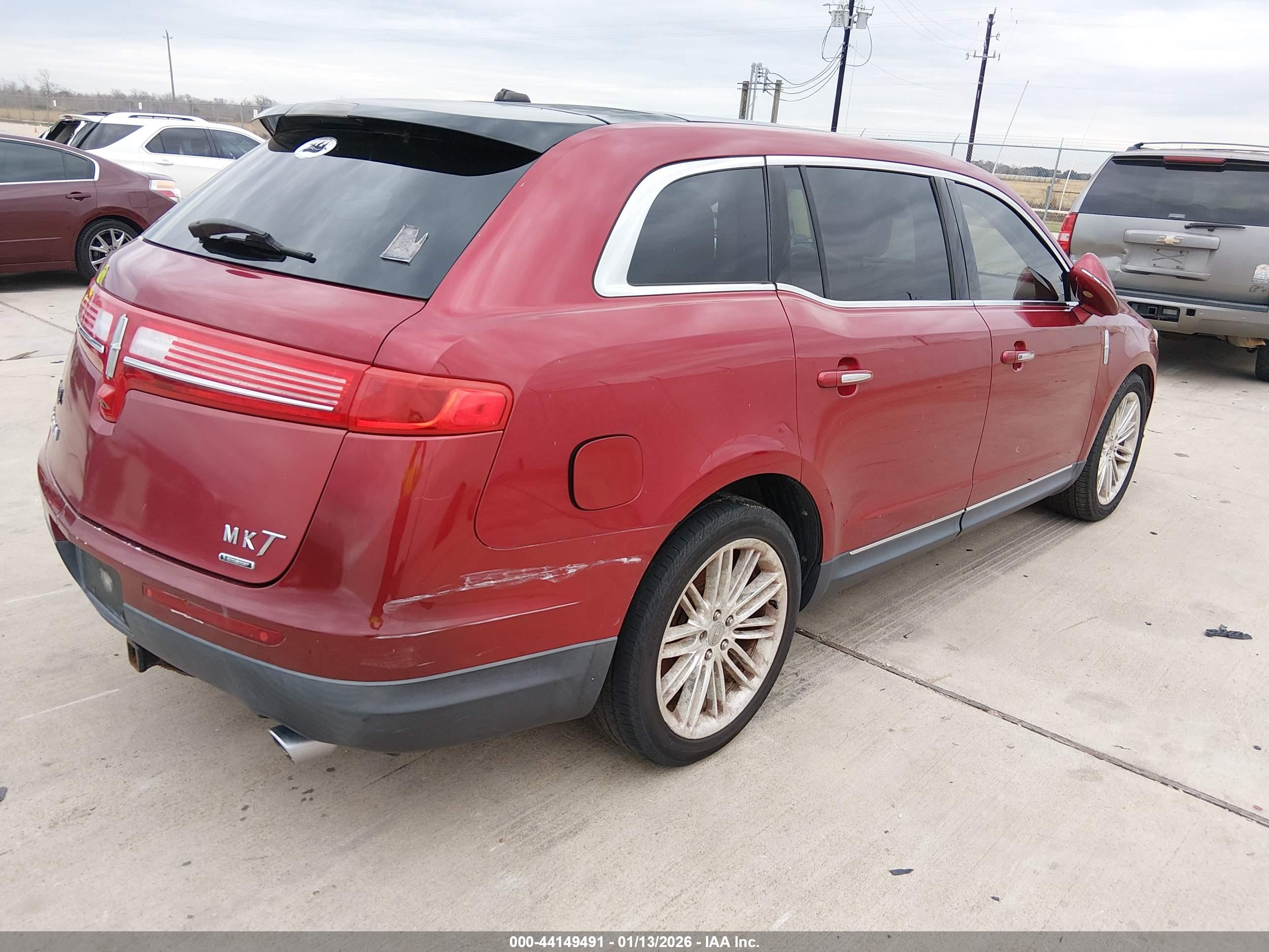 LINCOLN MKT image 4