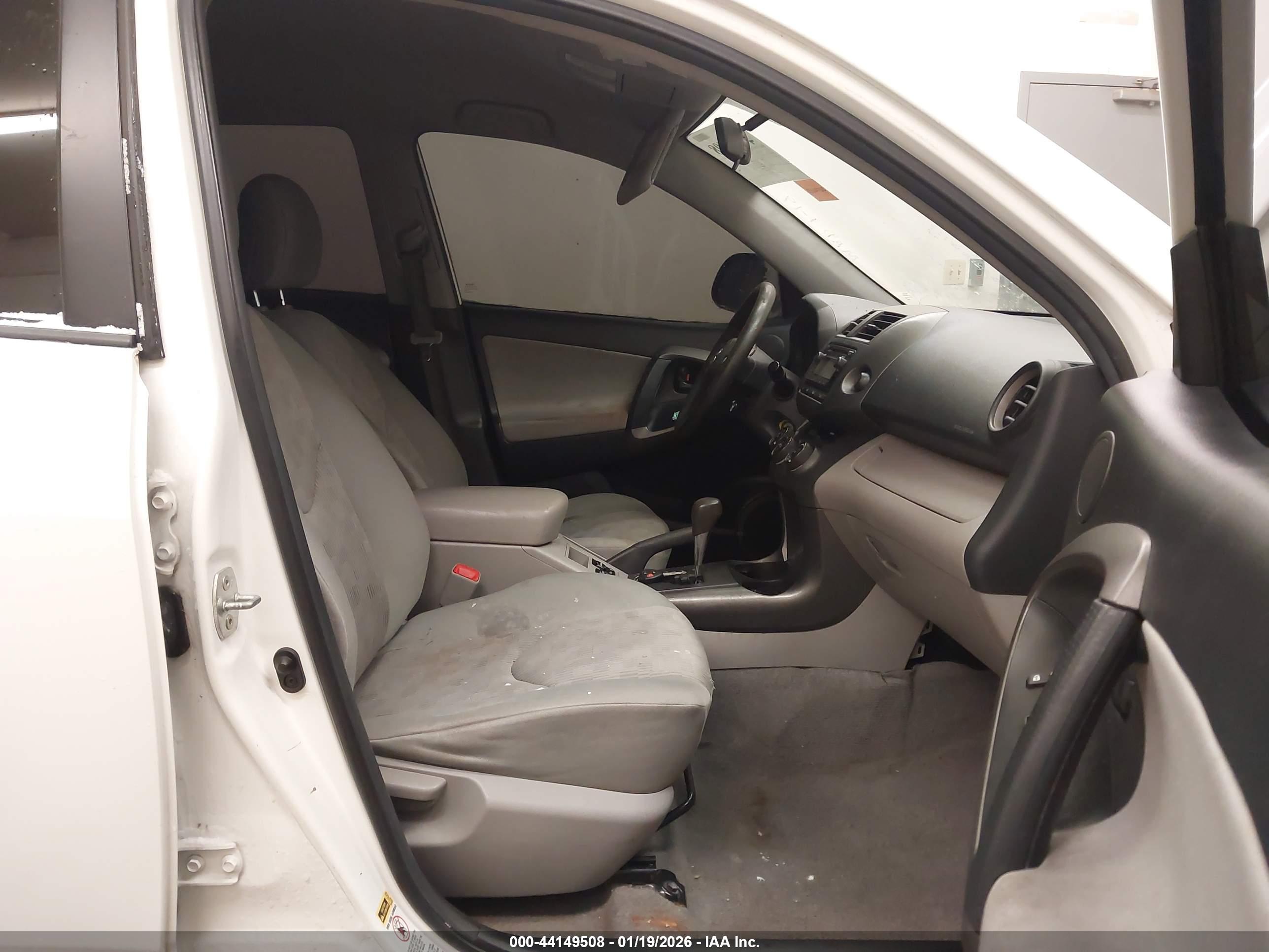 TOYOTA RAV4 image 5