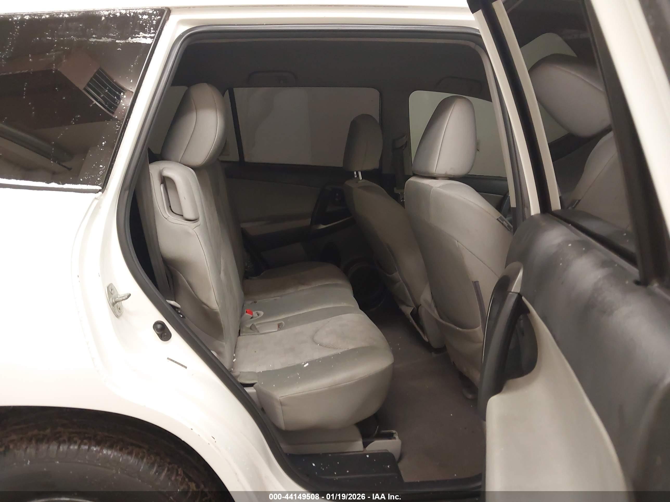 TOYOTA RAV4 image 8