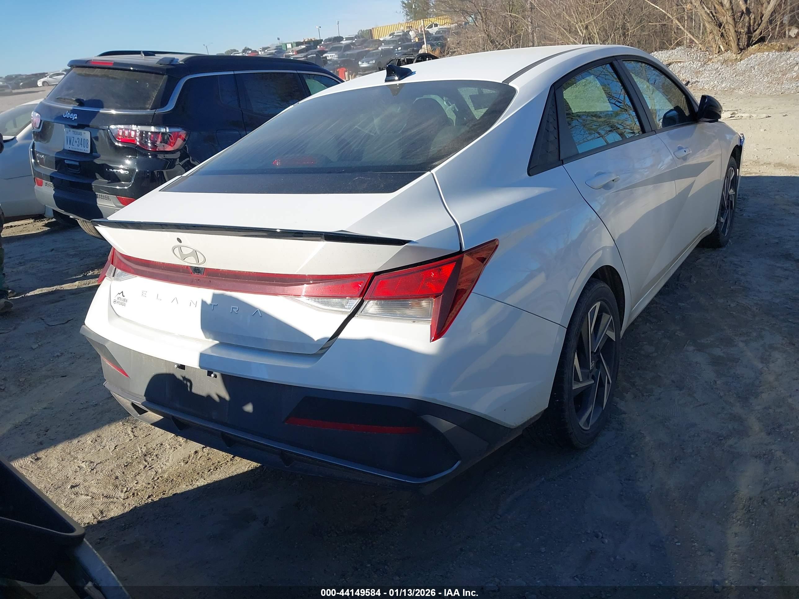 HYUNDAI ELANTRA image 4