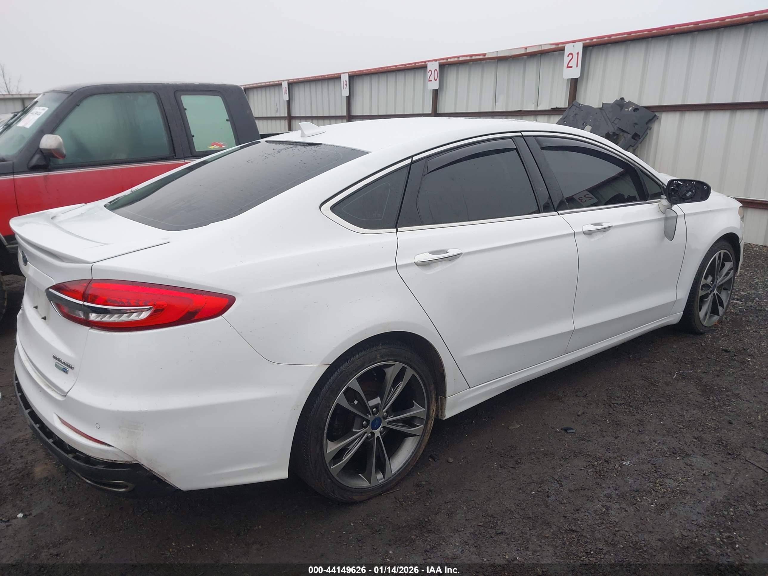 FORD FUSION image 4
