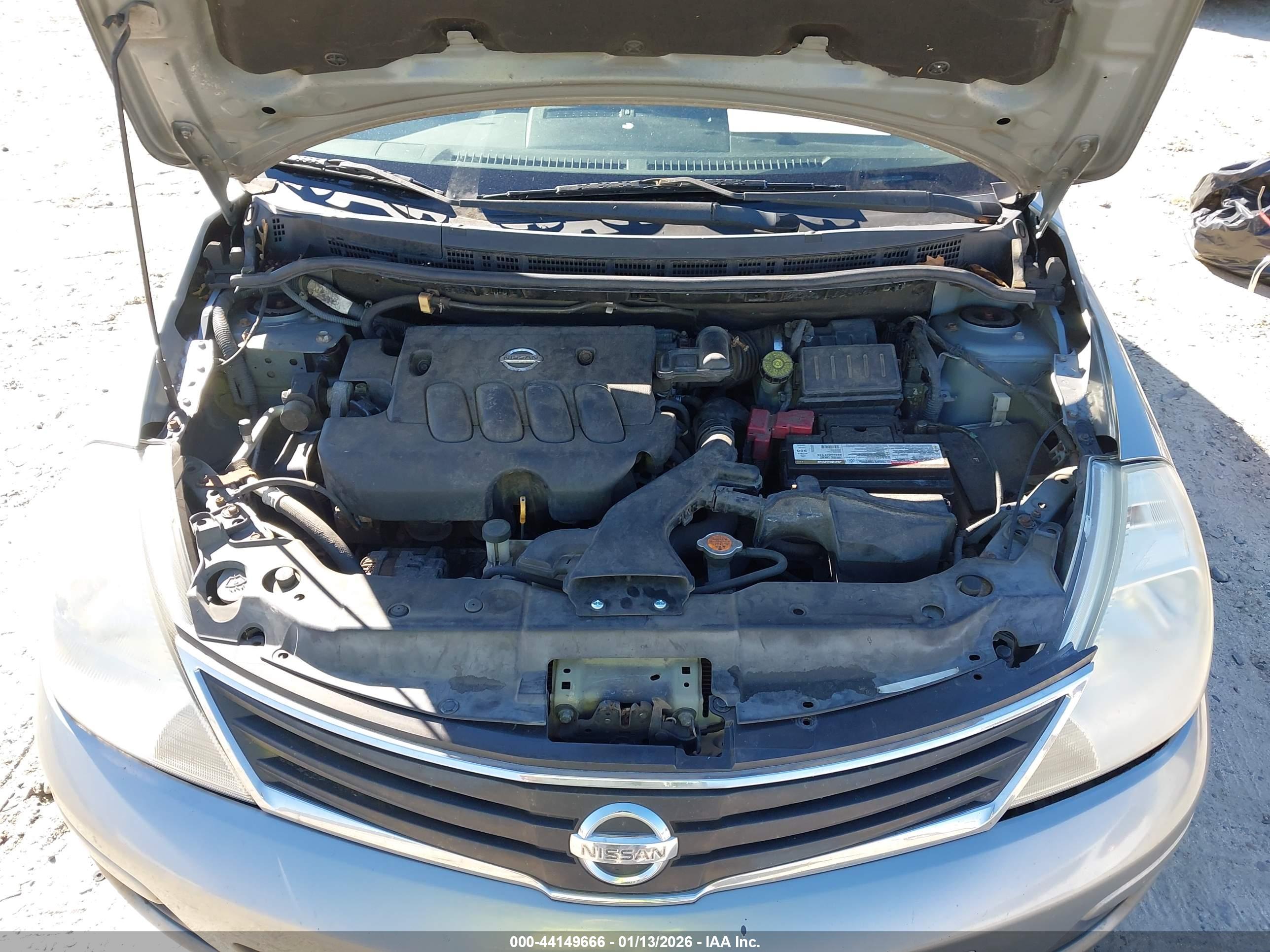 NISSAN VERSA image 10