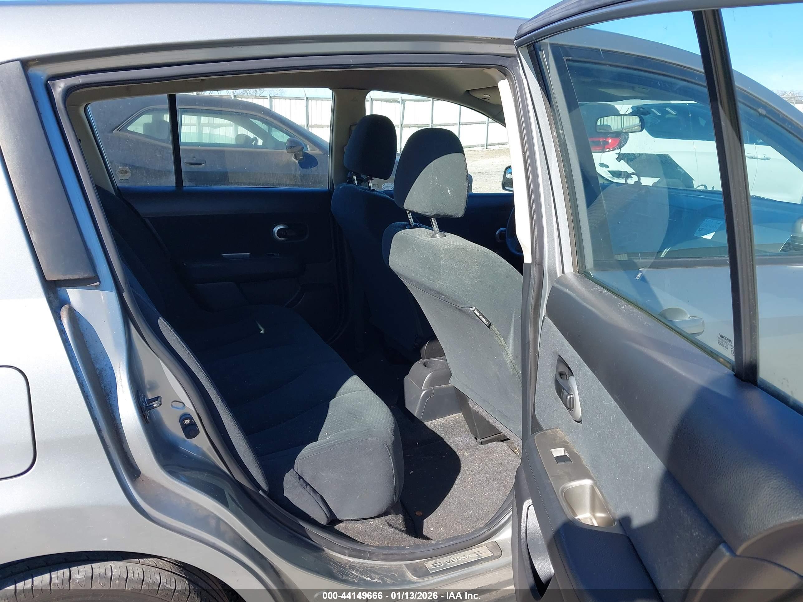 NISSAN VERSA image 8