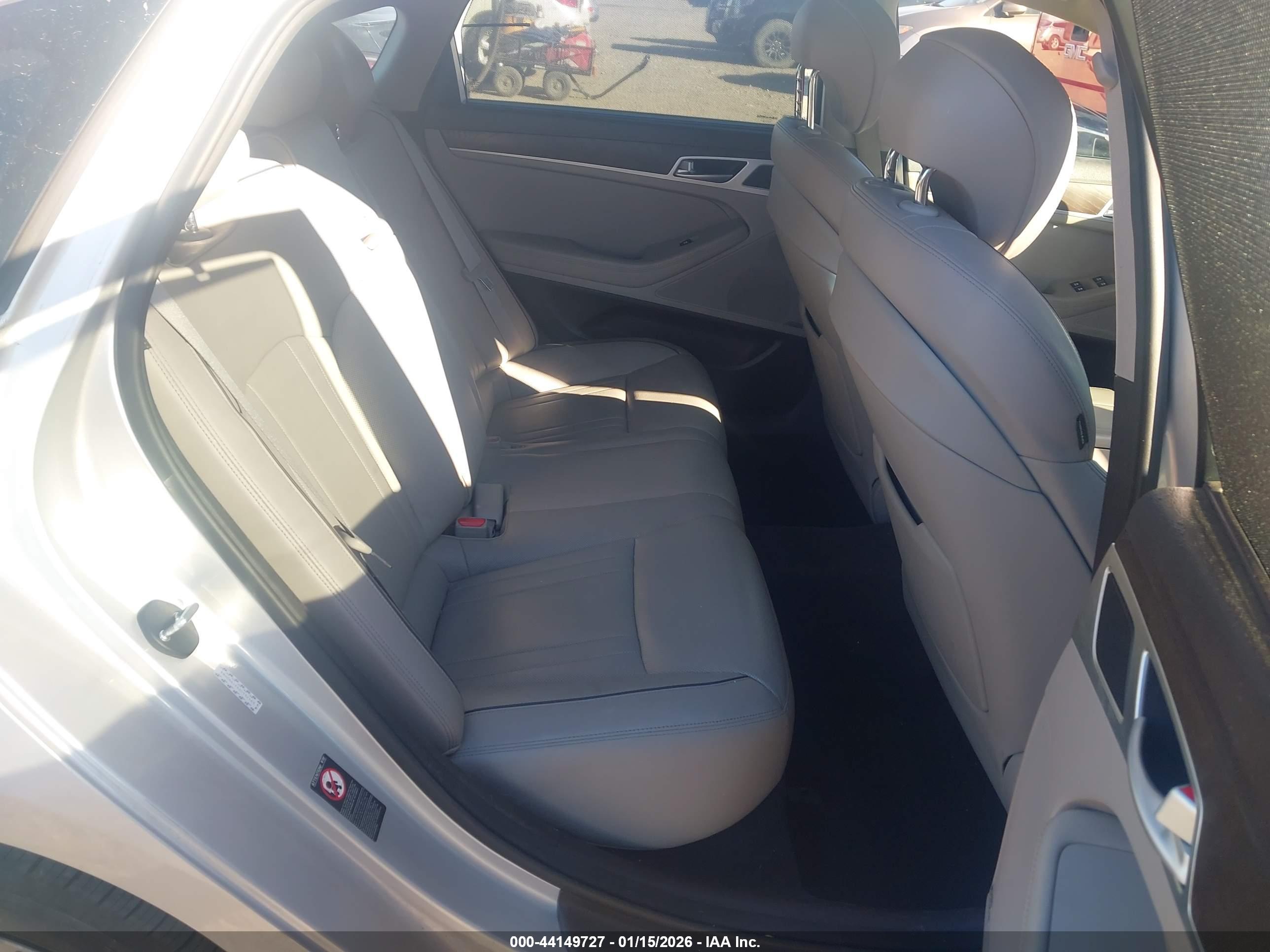 HYUNDAI GENESIS image 8
