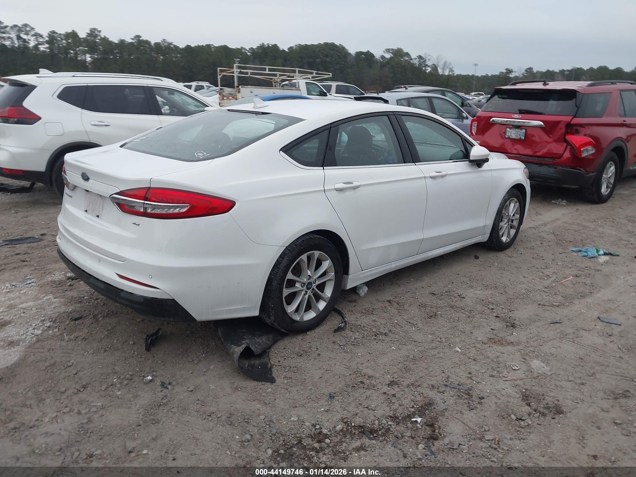 FORD FUSION image 4