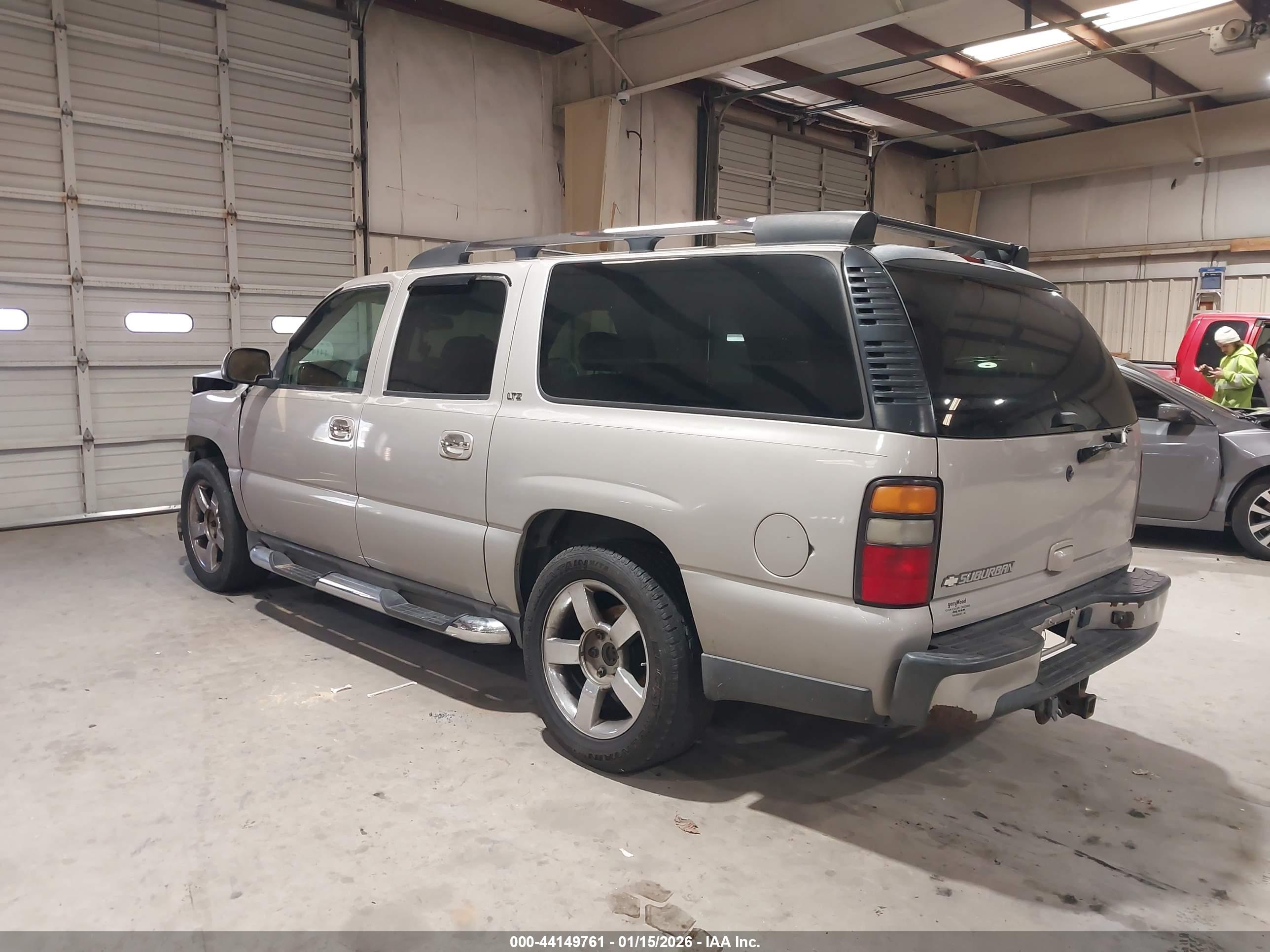 CHEVROLET SUBURBAN image 3