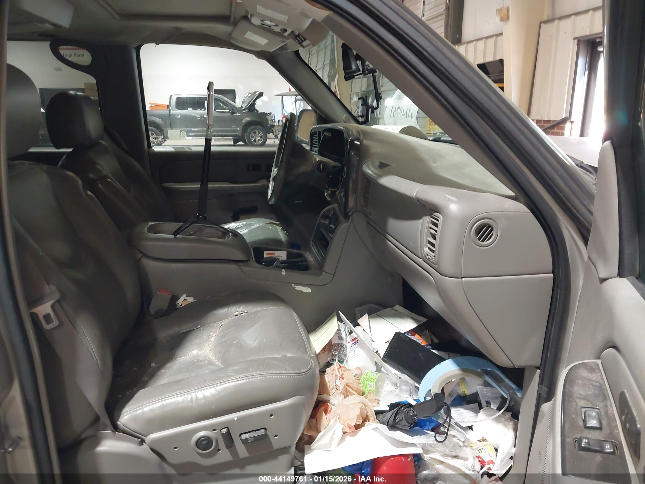 CHEVROLET SUBURBAN image 5