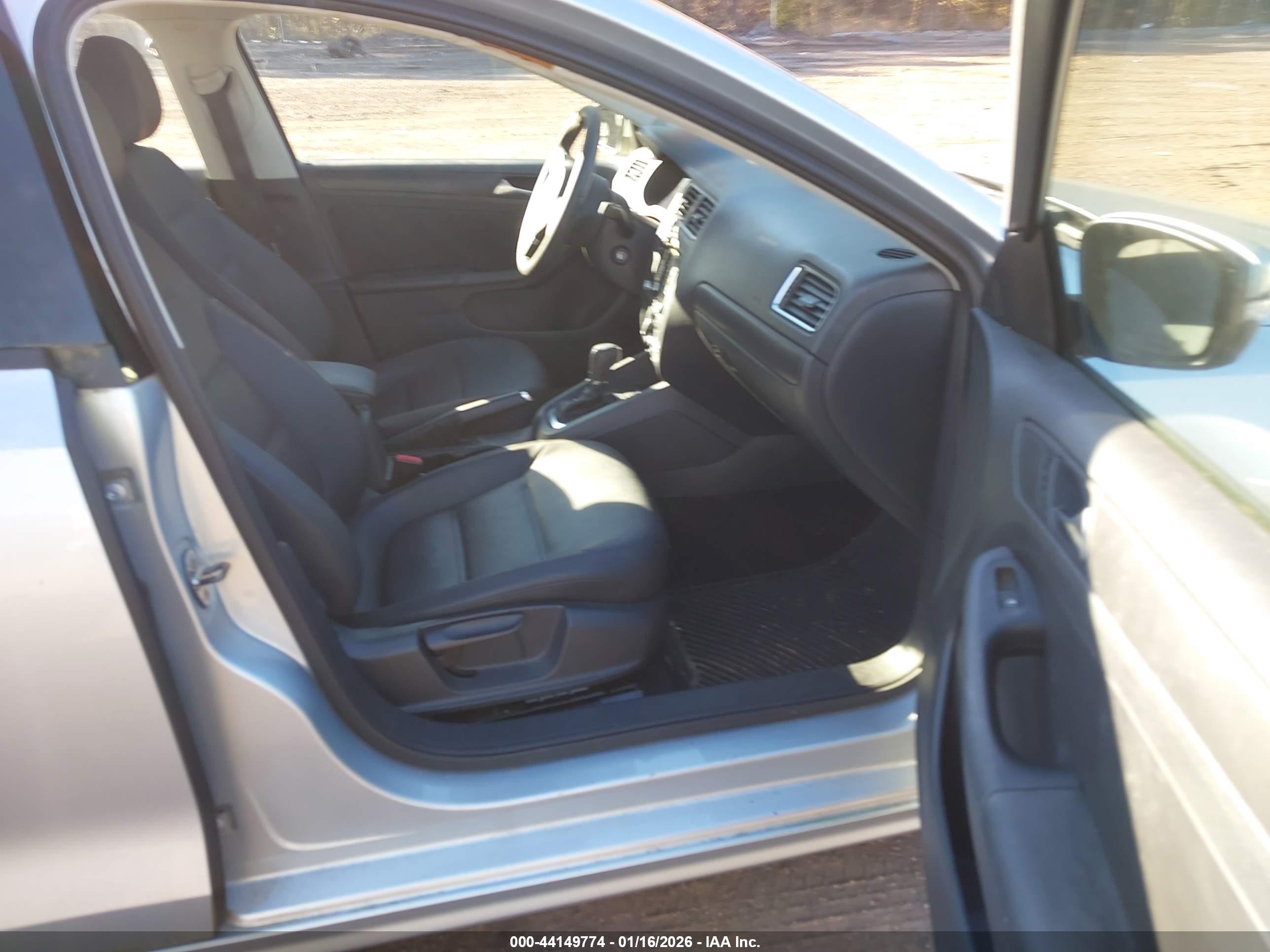 VOLKSWAGEN JETTA image 5