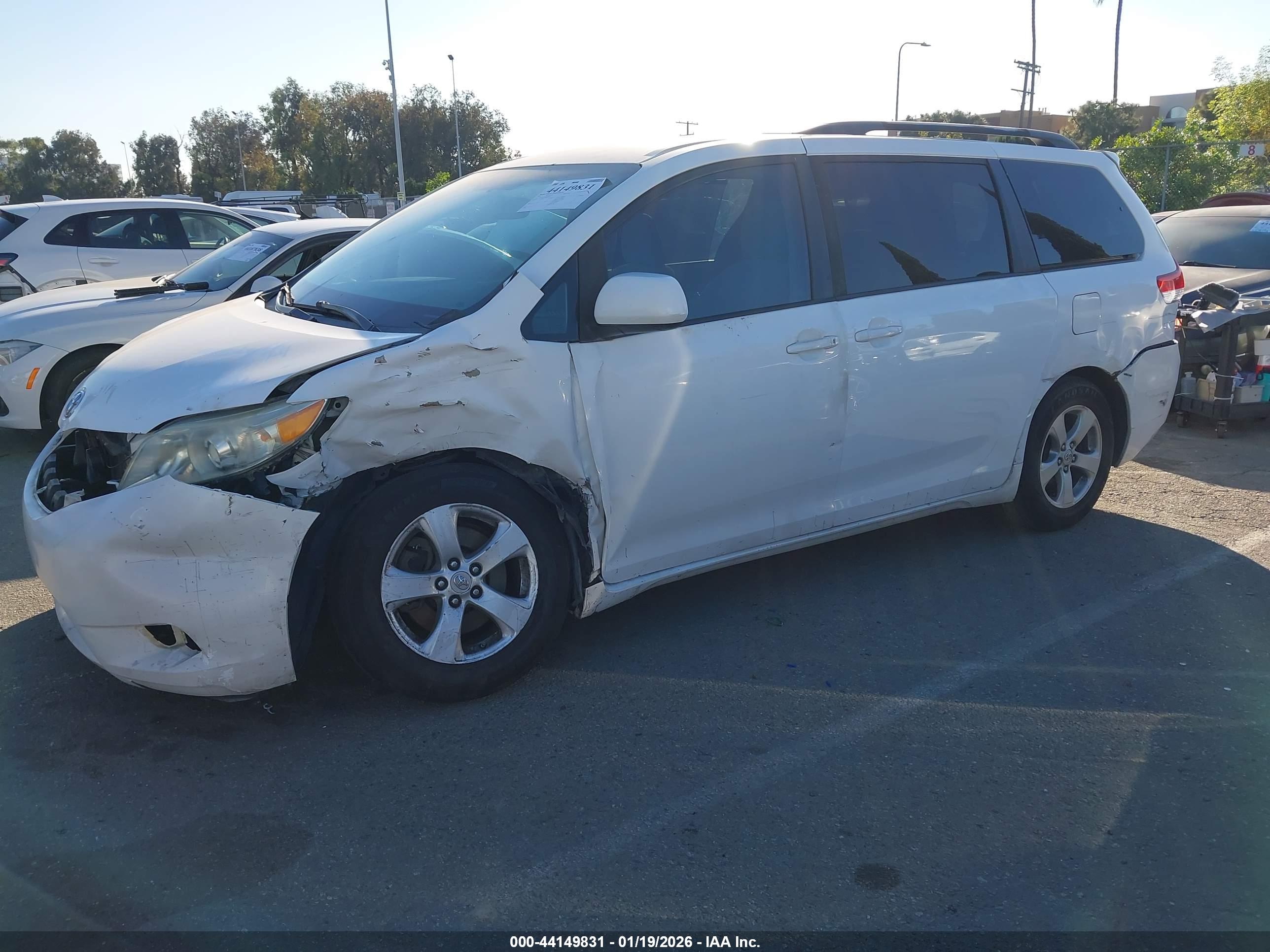 TOYOTA SIENNA image 2