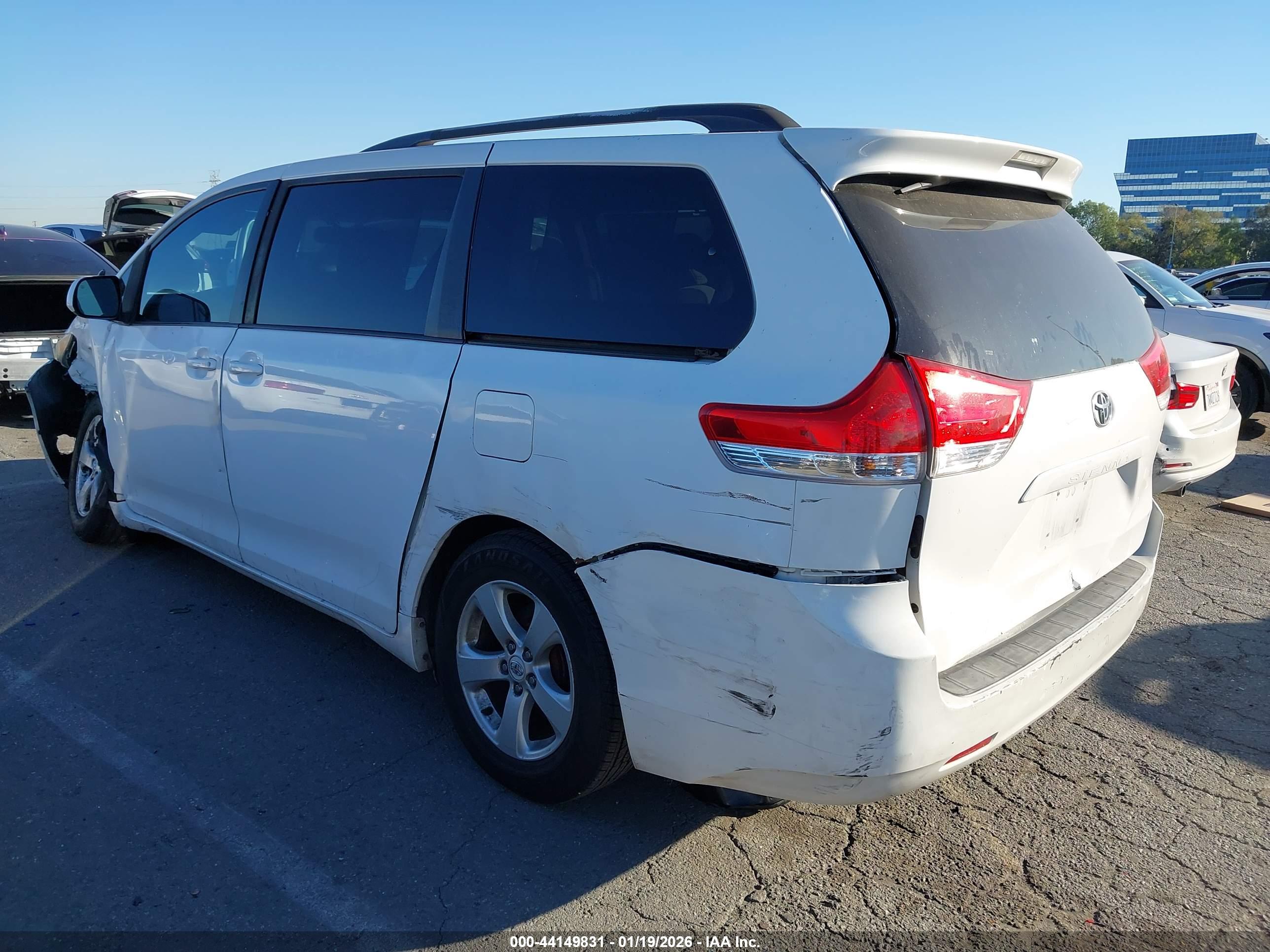TOYOTA SIENNA image 3
