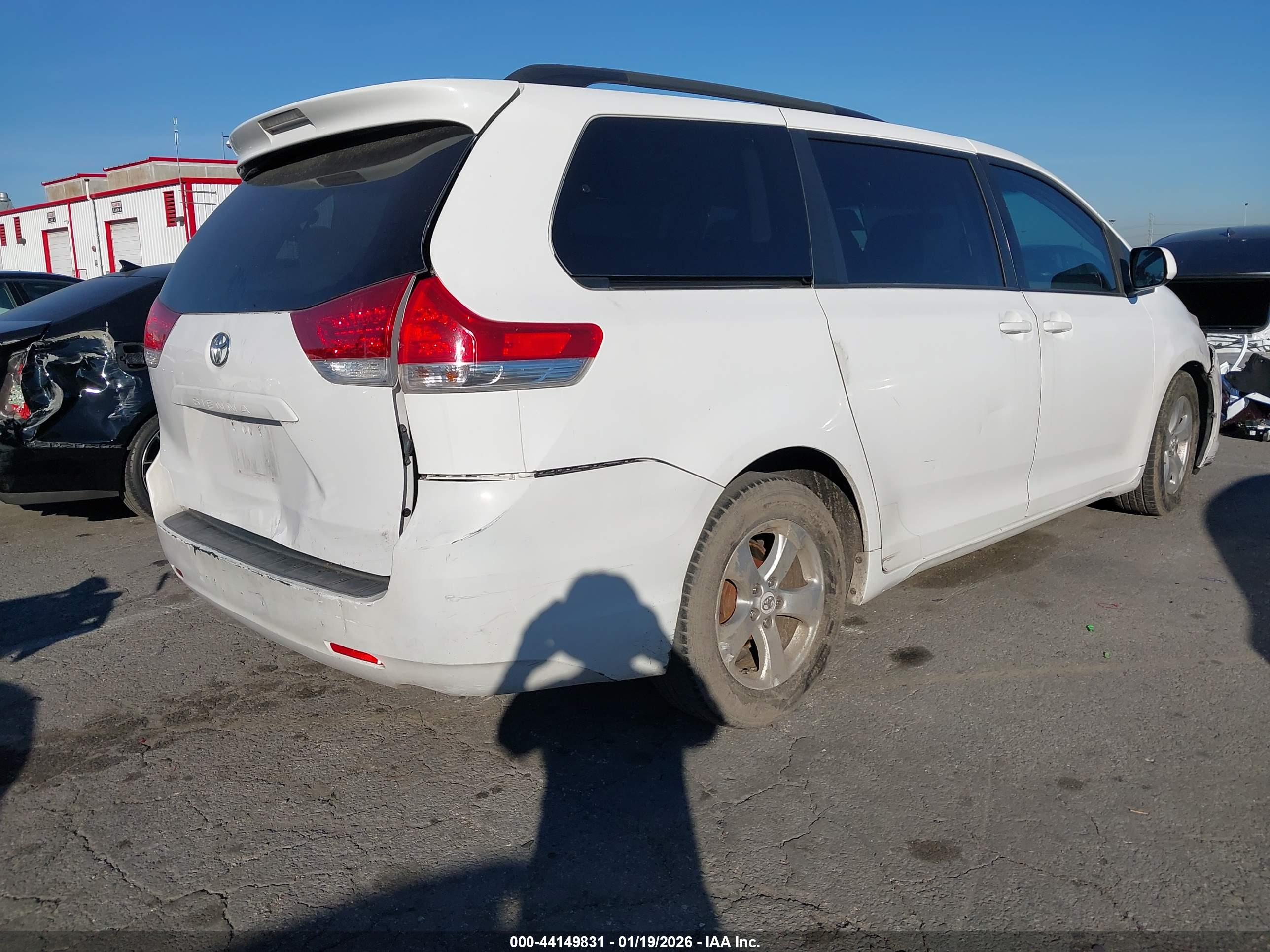 TOYOTA SIENNA image 4