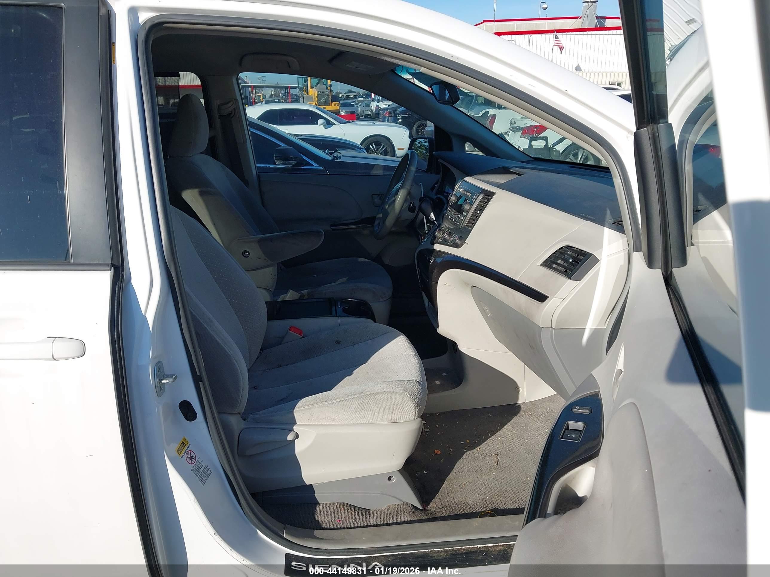 TOYOTA SIENNA image 5